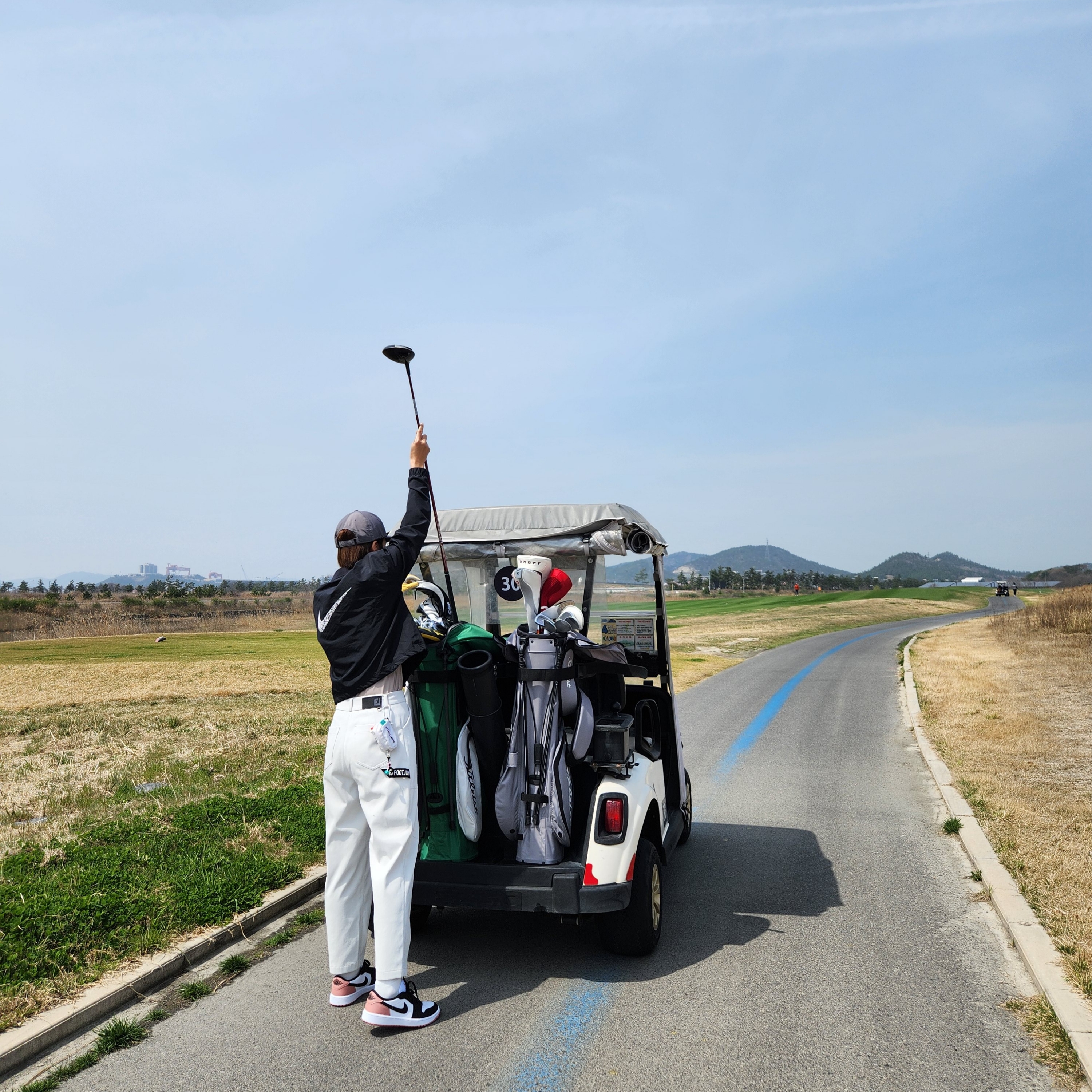 Jordan 1 Low Golf Rust Pink, Salomon RX Slide 3.0 Pewter 착용 스타일 - 1
