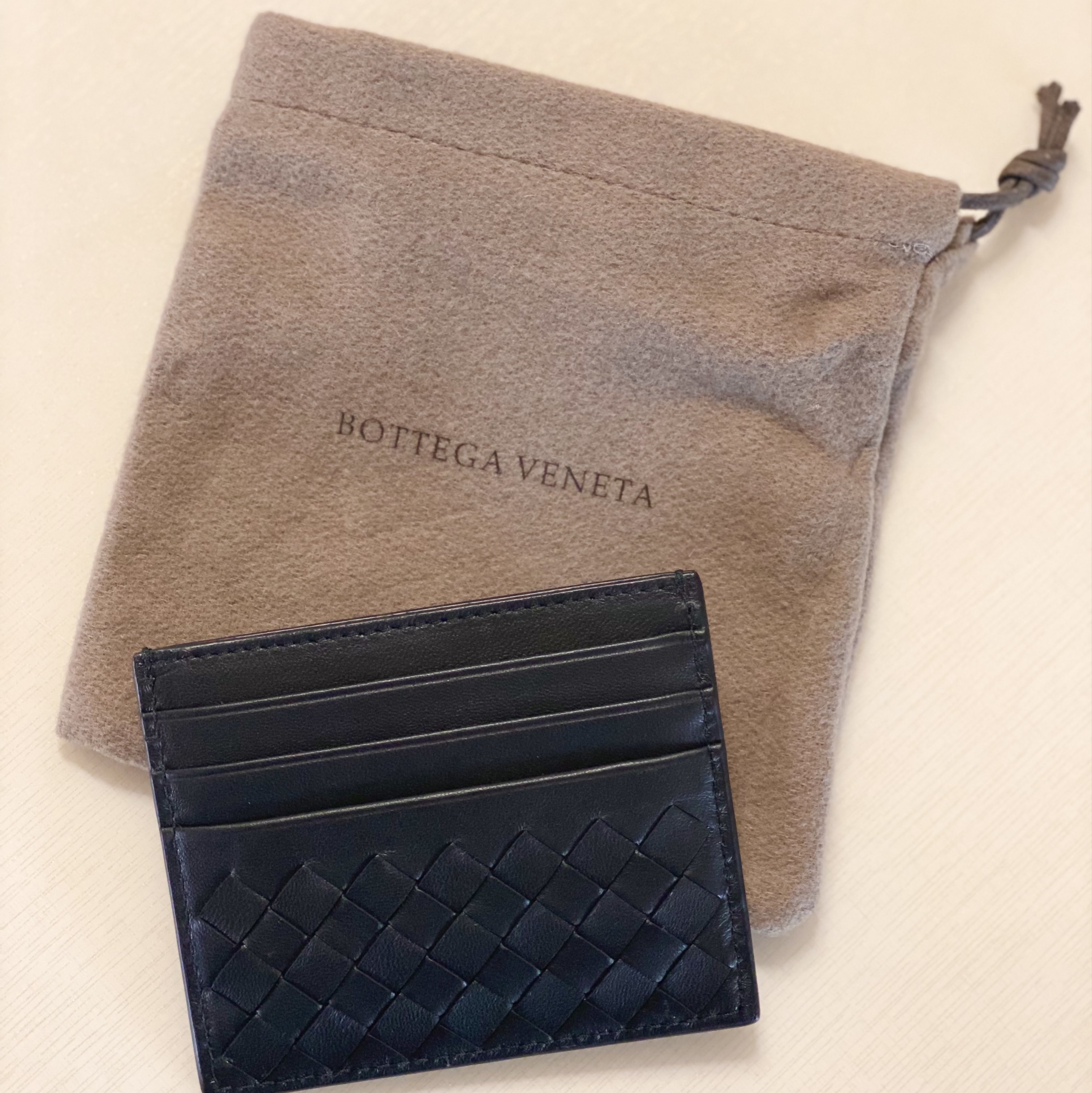 Bottega Veneta Credit Card Case Black 착용 스타일