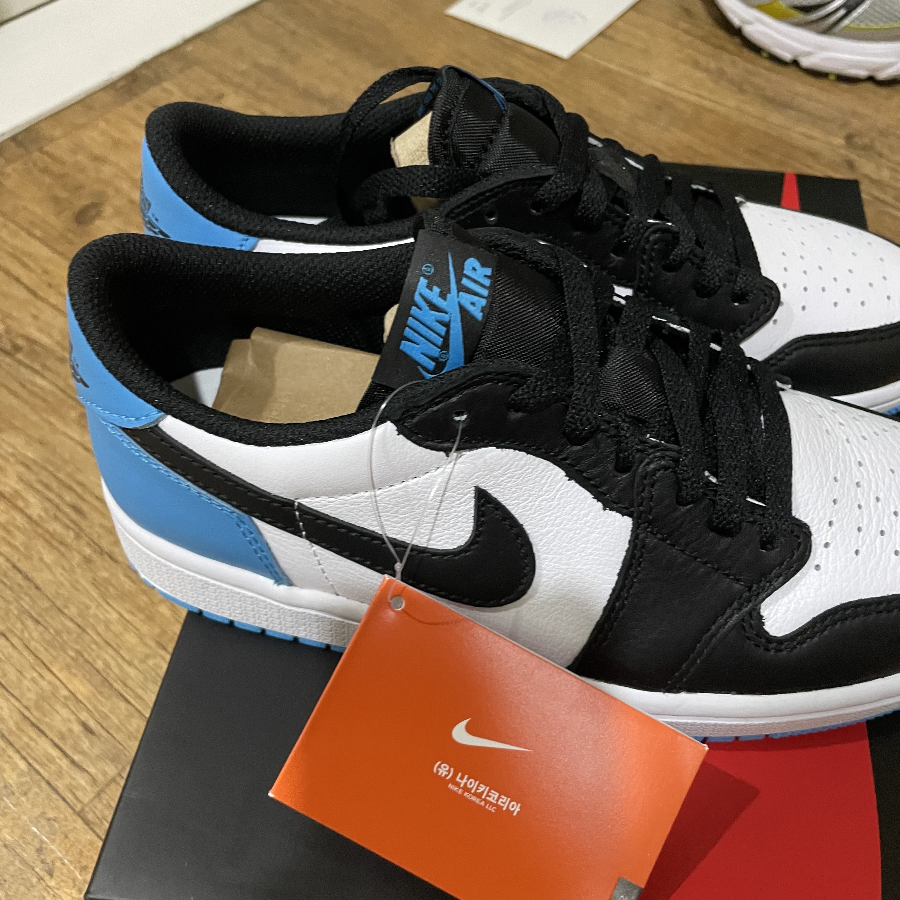Jordan 1 Retro Low OG Black and Dark Powder Blue 착용 스타일