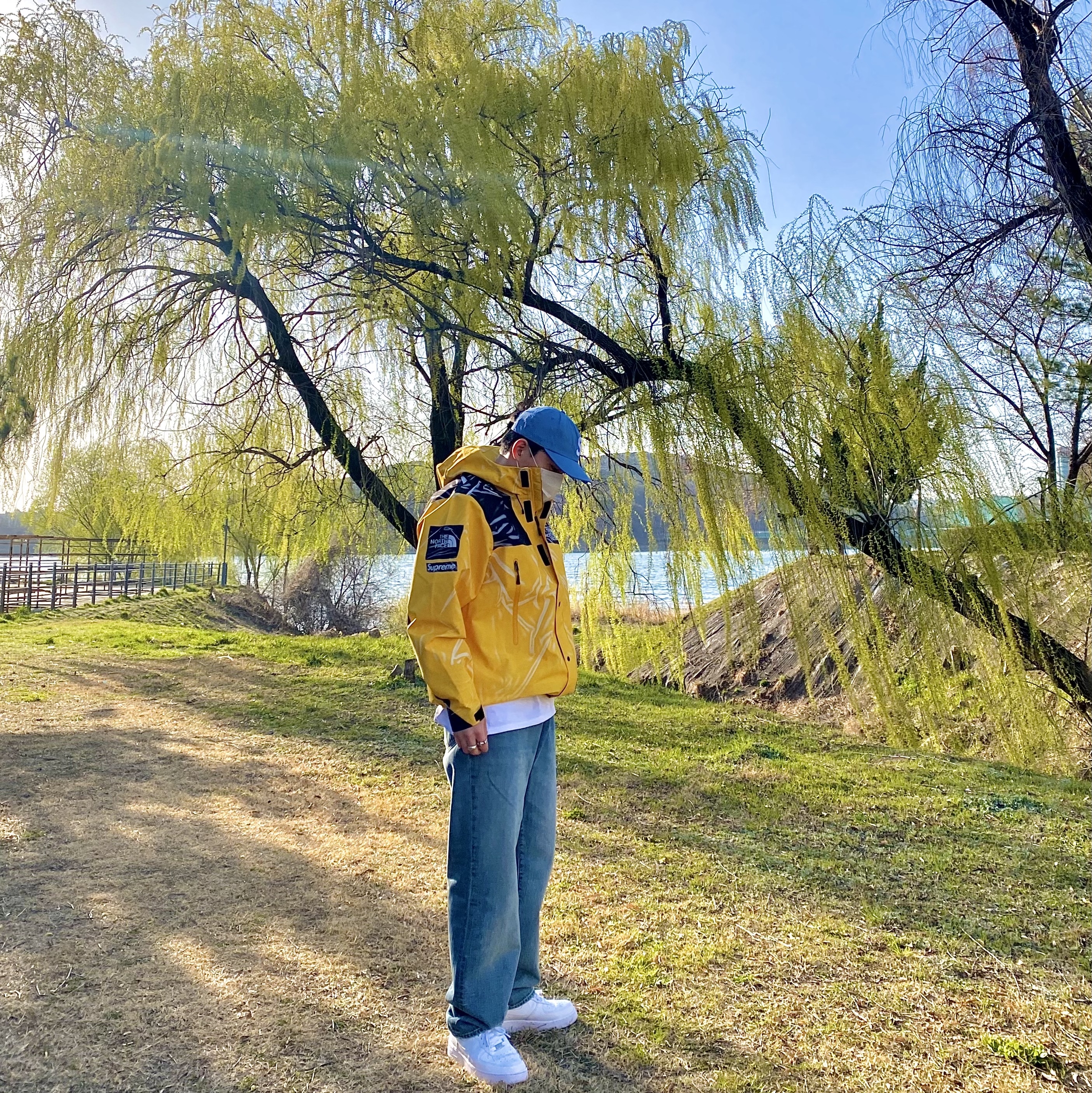 Supreme x The North Face Trompe L’oeil Printed Taped Seam Shell Jacket Yellow - 23SS, Supreme Cordura Ripstop S Logo 6-Panel Royal - 23SS 착용 스타일 - 2