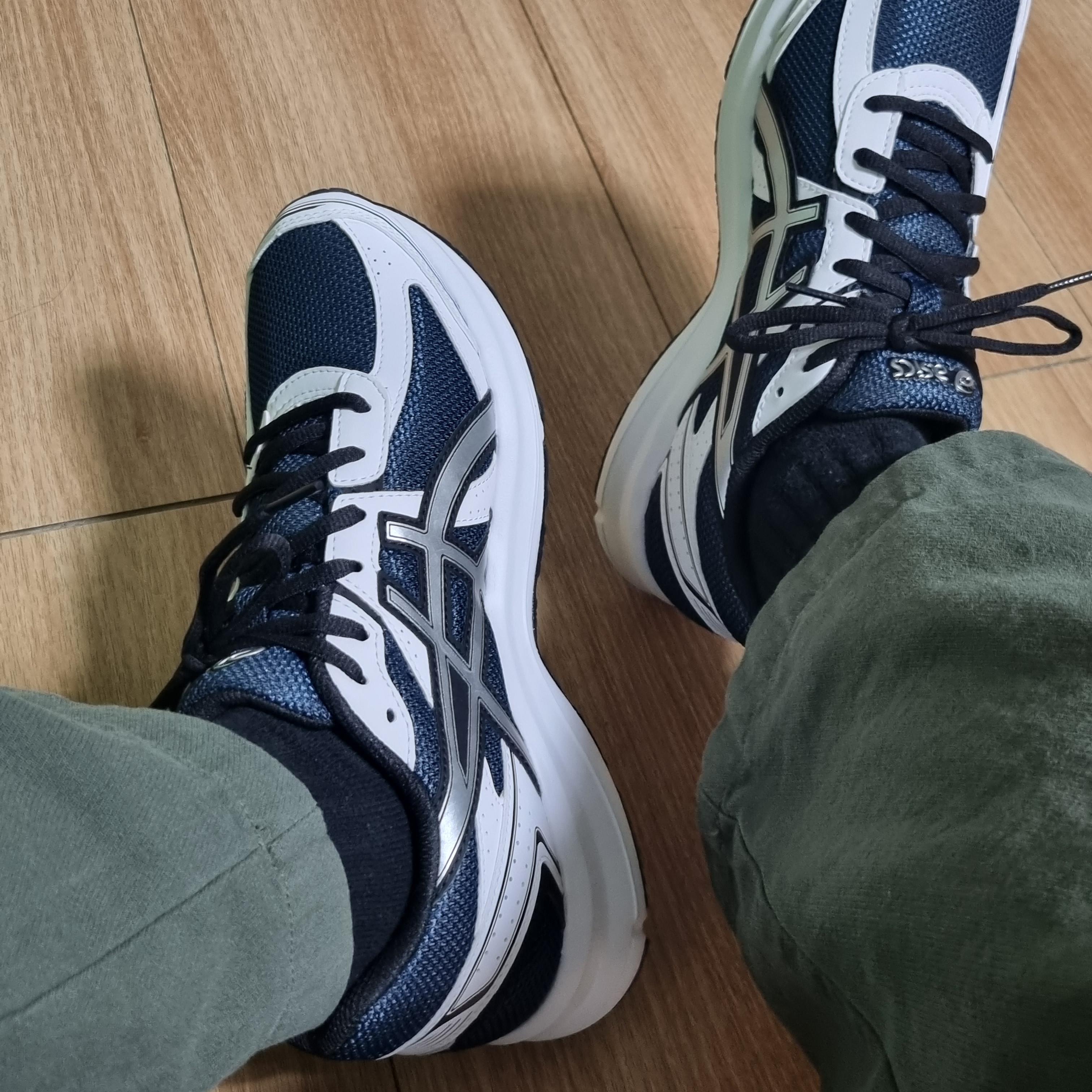 Asics Jog 100 S Navy Pure Silver - 2E Wide 착용 스타일 - 2