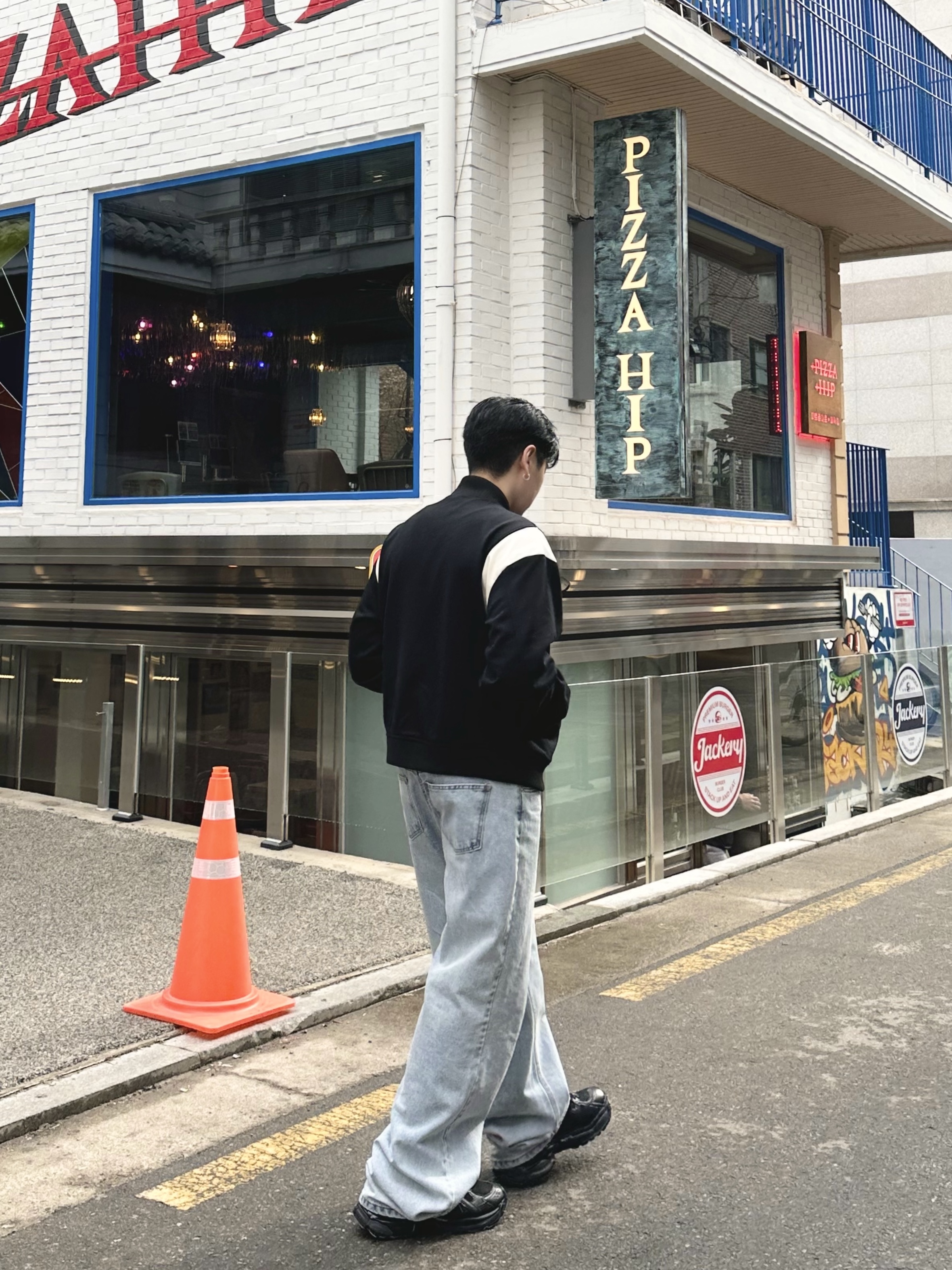 Balenciaga Runner Sneakers Black 착용 스타일 - 1