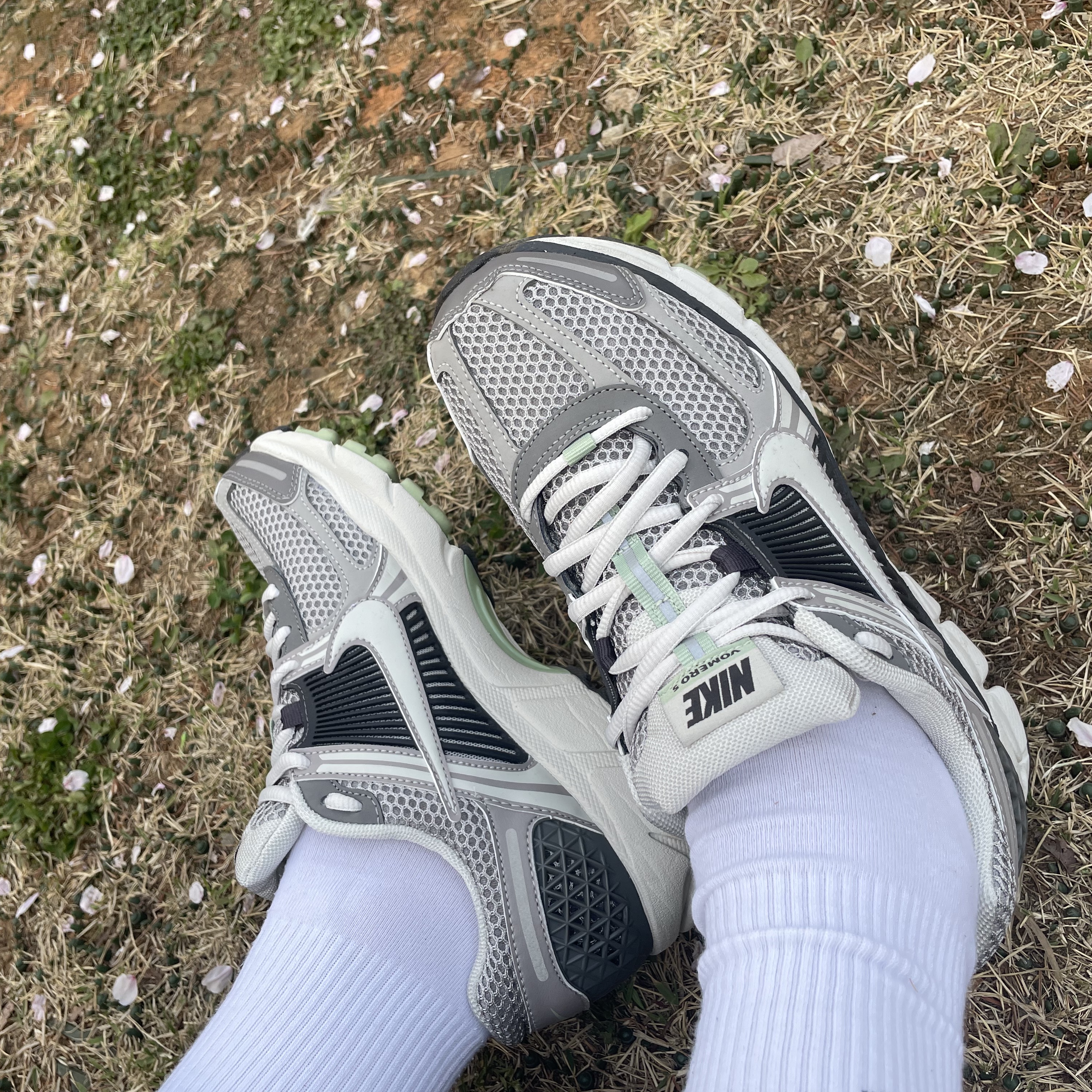 (W) Nike Zoom Vomero 5 Cobblestone and Flat Pewter 착용 스타일 - 2