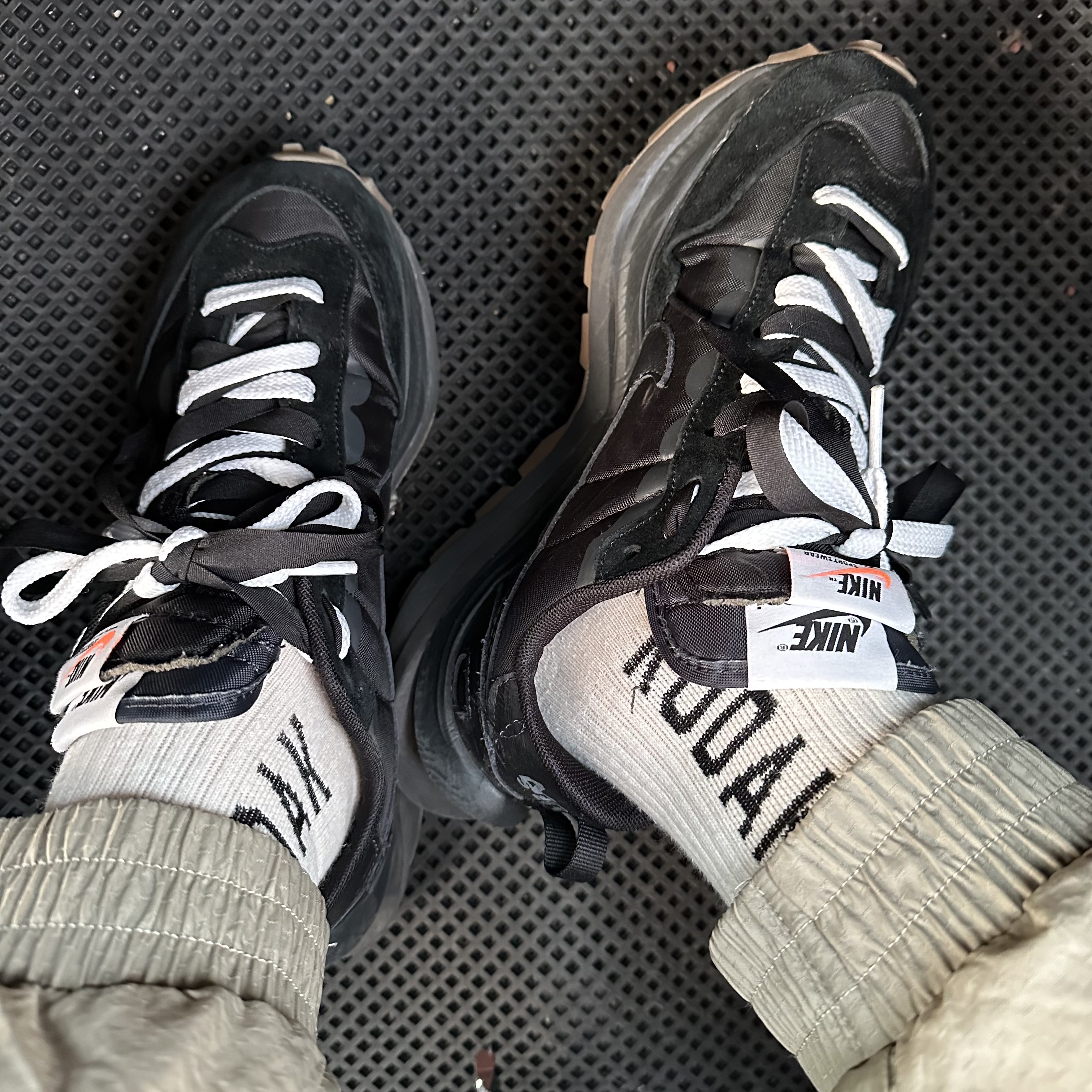 Nike x Sacai VaporWaffle Black and Gum 착용 스타일