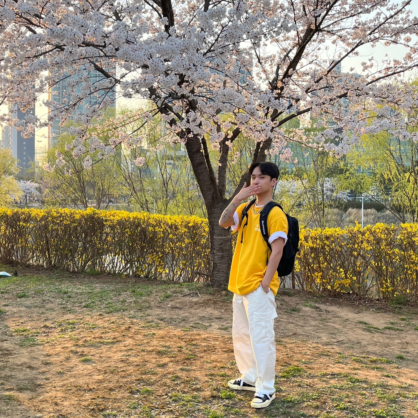 Maison Mihara Yasuhiro Peterson VL OG Sole Canvas Low-top Sneakers Black, IAB Studio T-Shirt Yellow 착용 스타일 - 1