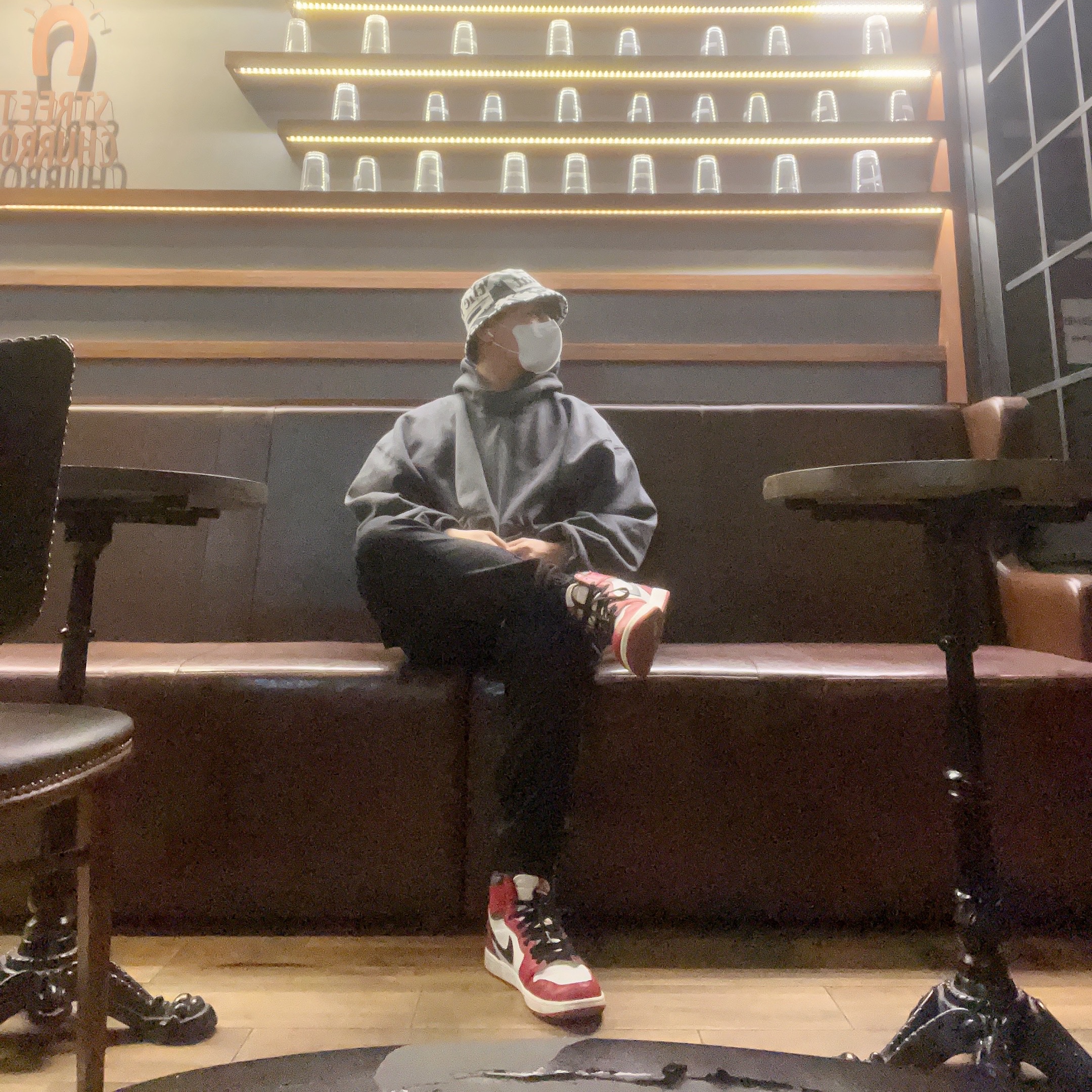 Jordan 1 Retro High OG Chicago 2022, Yeezy Gap Engineered By Balenciaga Dove Hoodie Black 착용 스타일