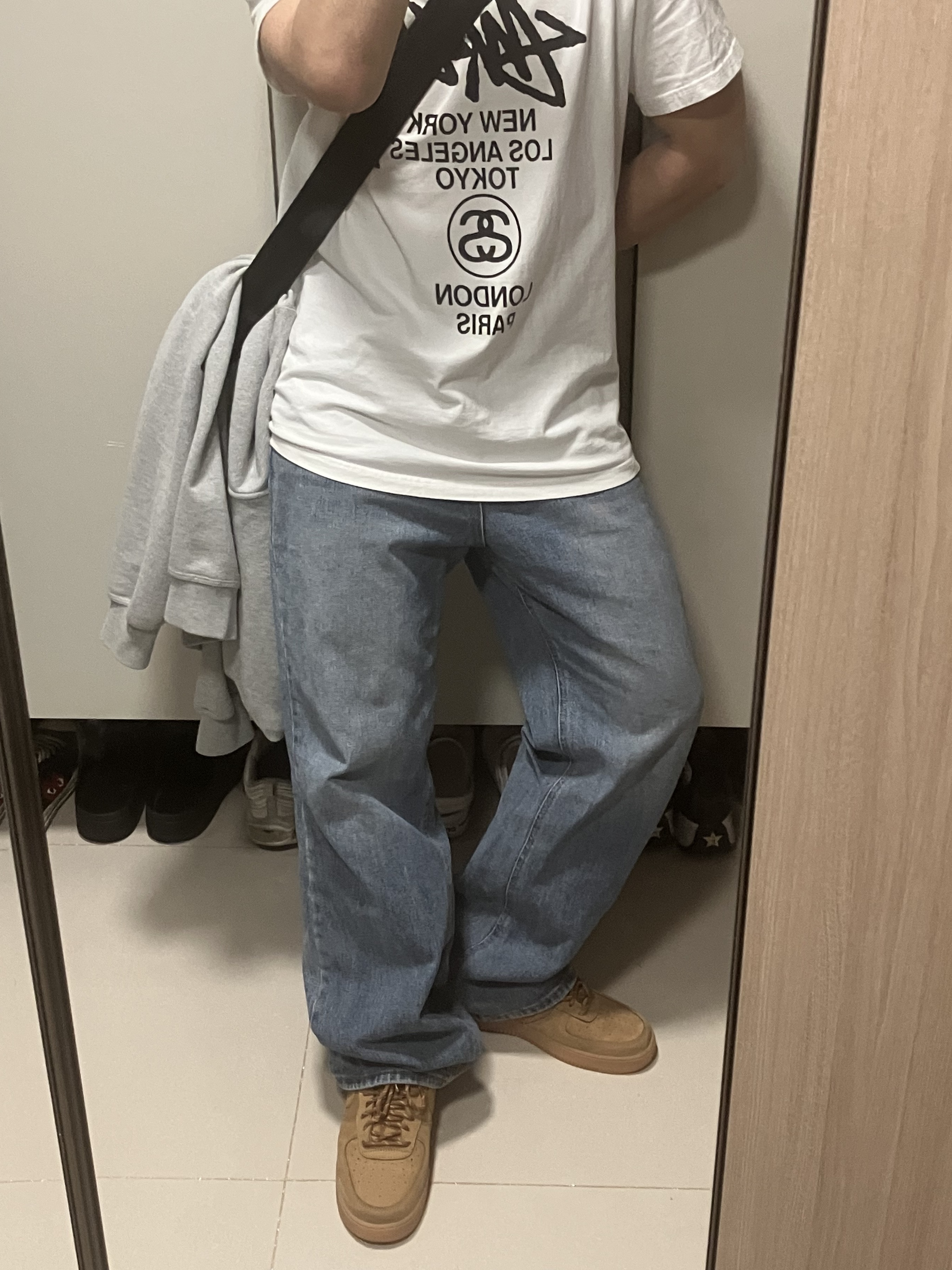 Nike Air Force 1 '07 WB Flax, Stussy World Tour T-Shirt White 착용 스타일 - 2