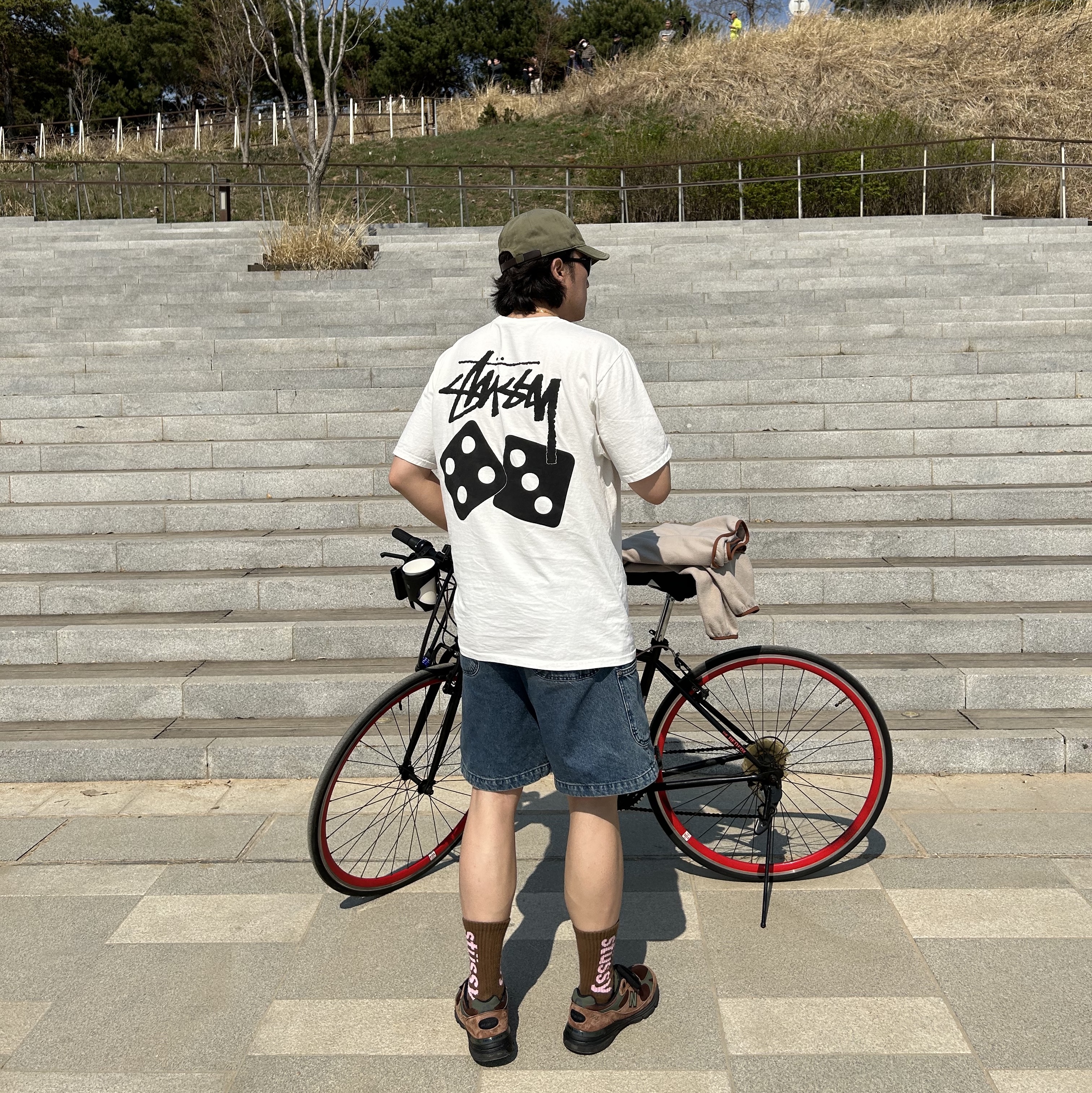 Stussy Dice Pigment Dyed T-Shirt Natural, New Balance x Aime Leon Dore 993 Made in USA Brown 착용 스타일 - 1