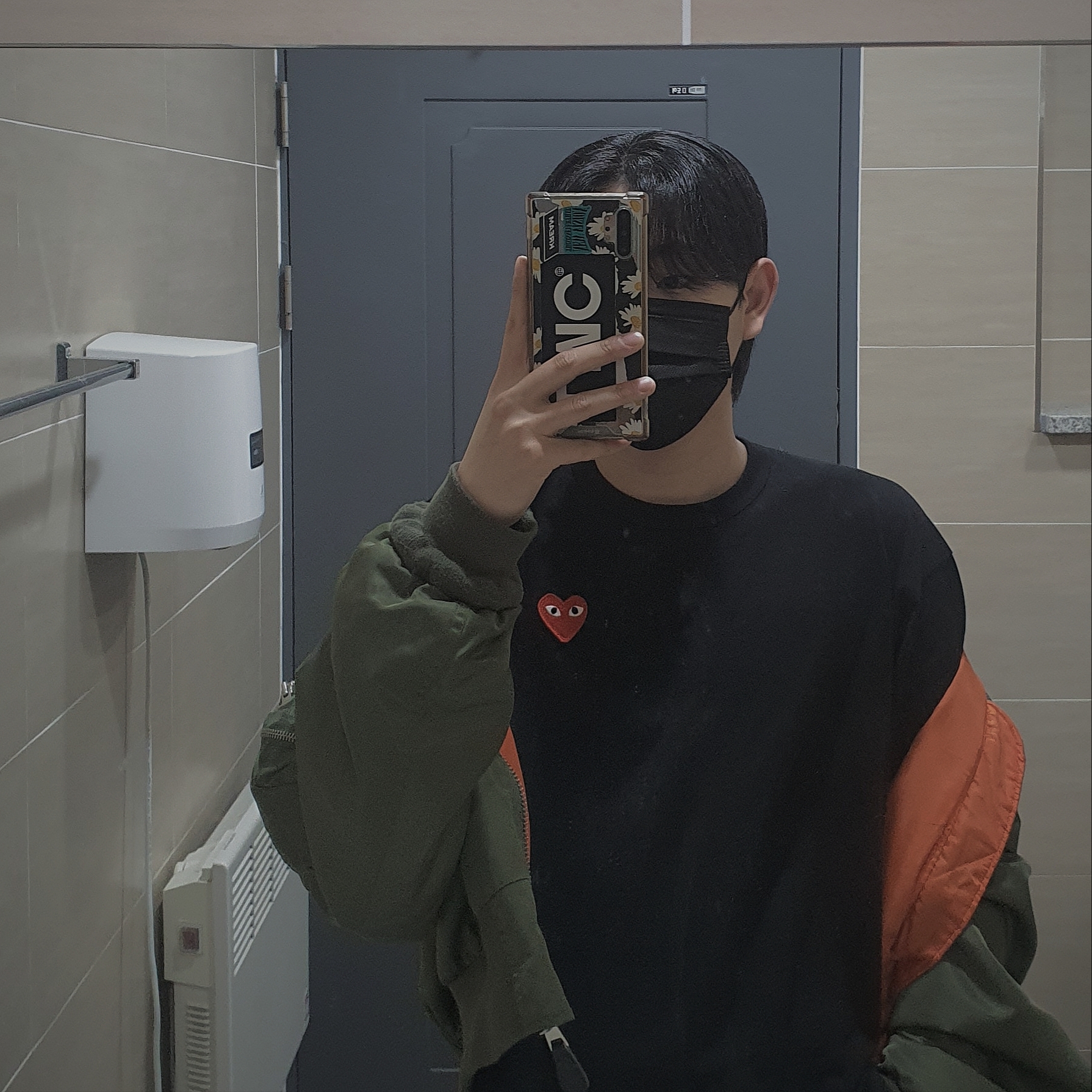 Play Comme des Garcons Red Heart T-Shirt Black 착용 스타일