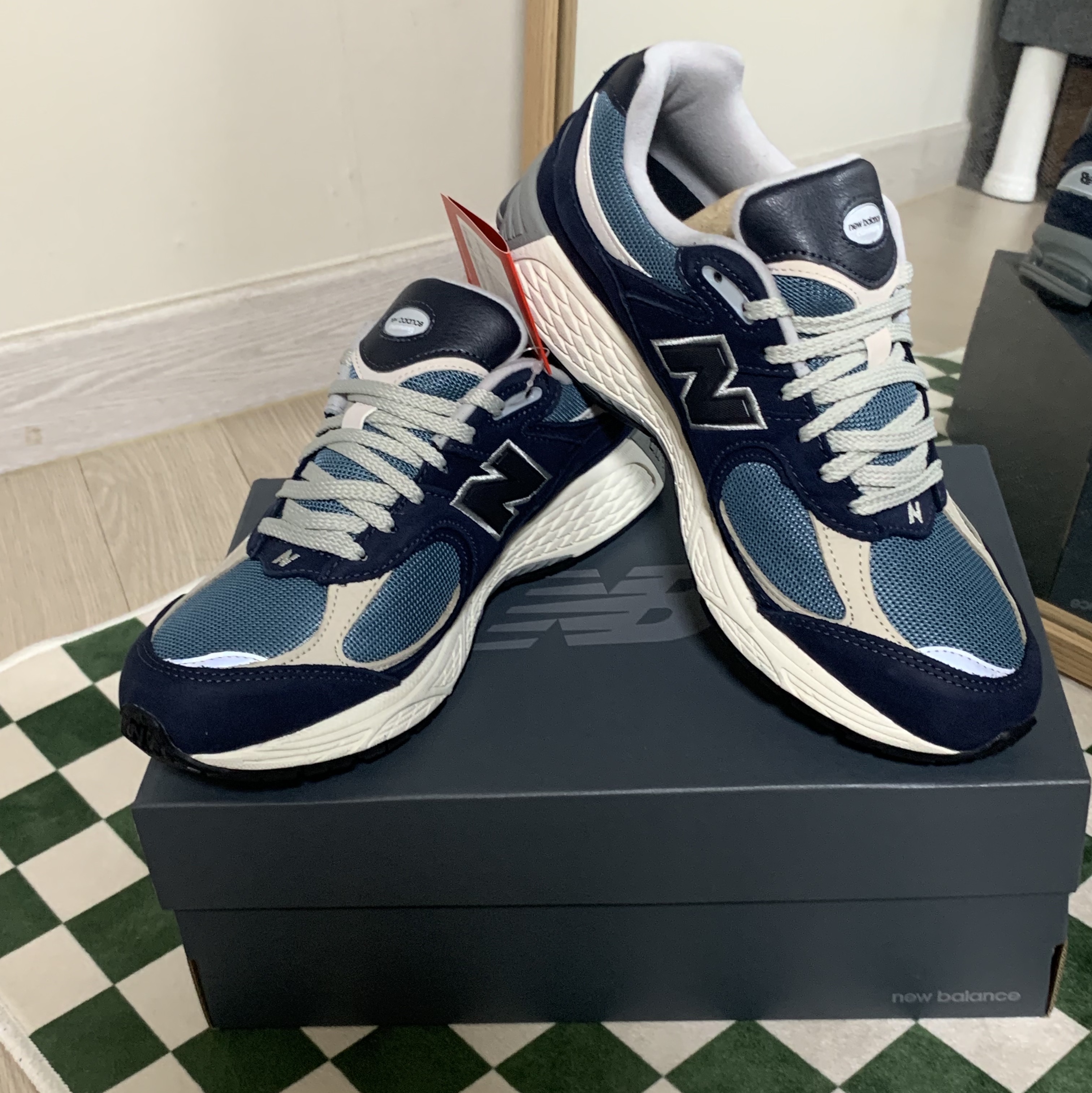 New Balance 2002R Dark Navy 착용 스타일
