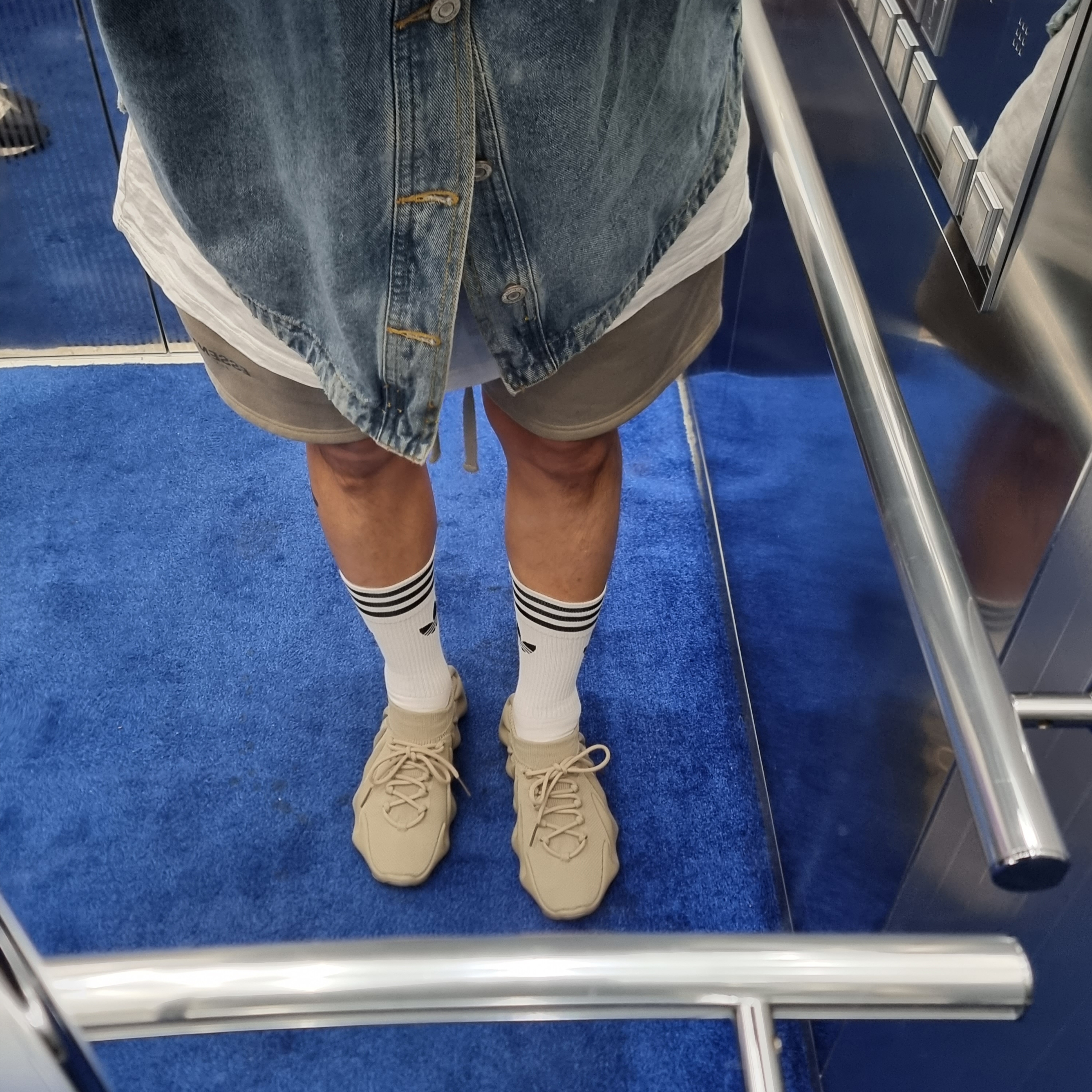 Adidas Yeezy 450 Stone Flax 착용 스타일 - 2