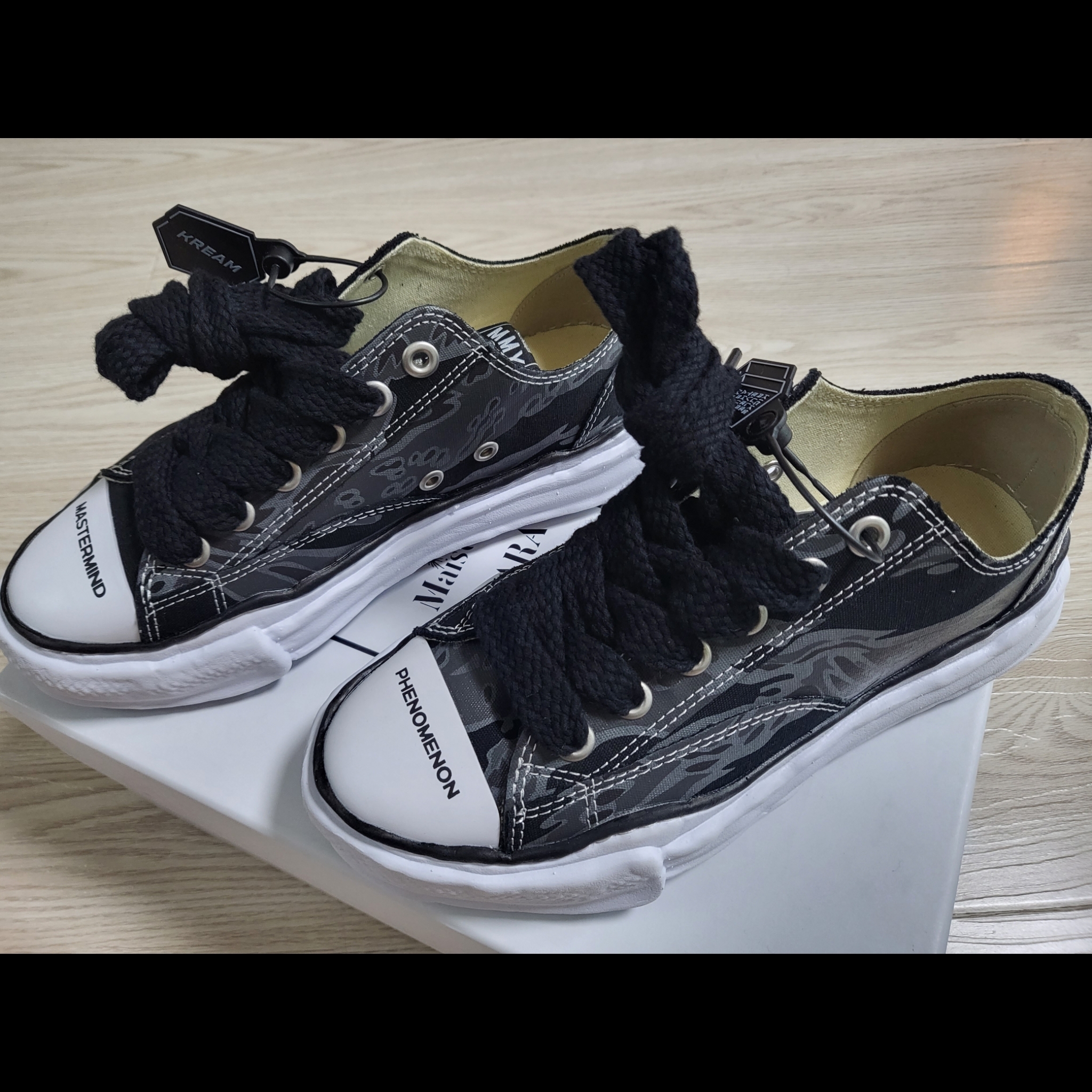 Maison Mihara Yasuhiro x Mastermind x Phenomenon Peterson OG Sole Canvas Low-top Sneakers Black Type B 착용 스타일 - 1