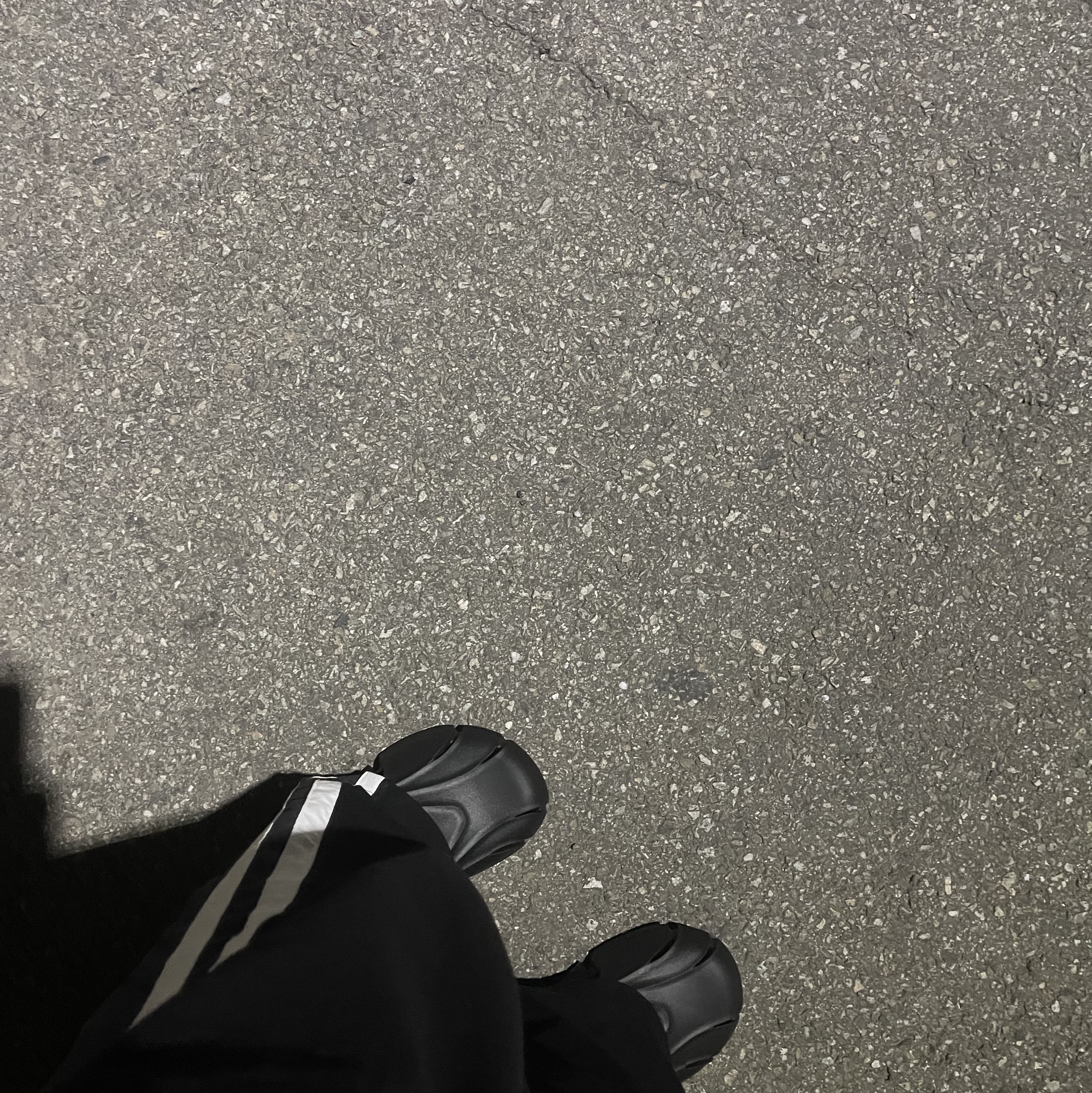 Balenciaga Rubber Mold Closed Black 착용 스타일