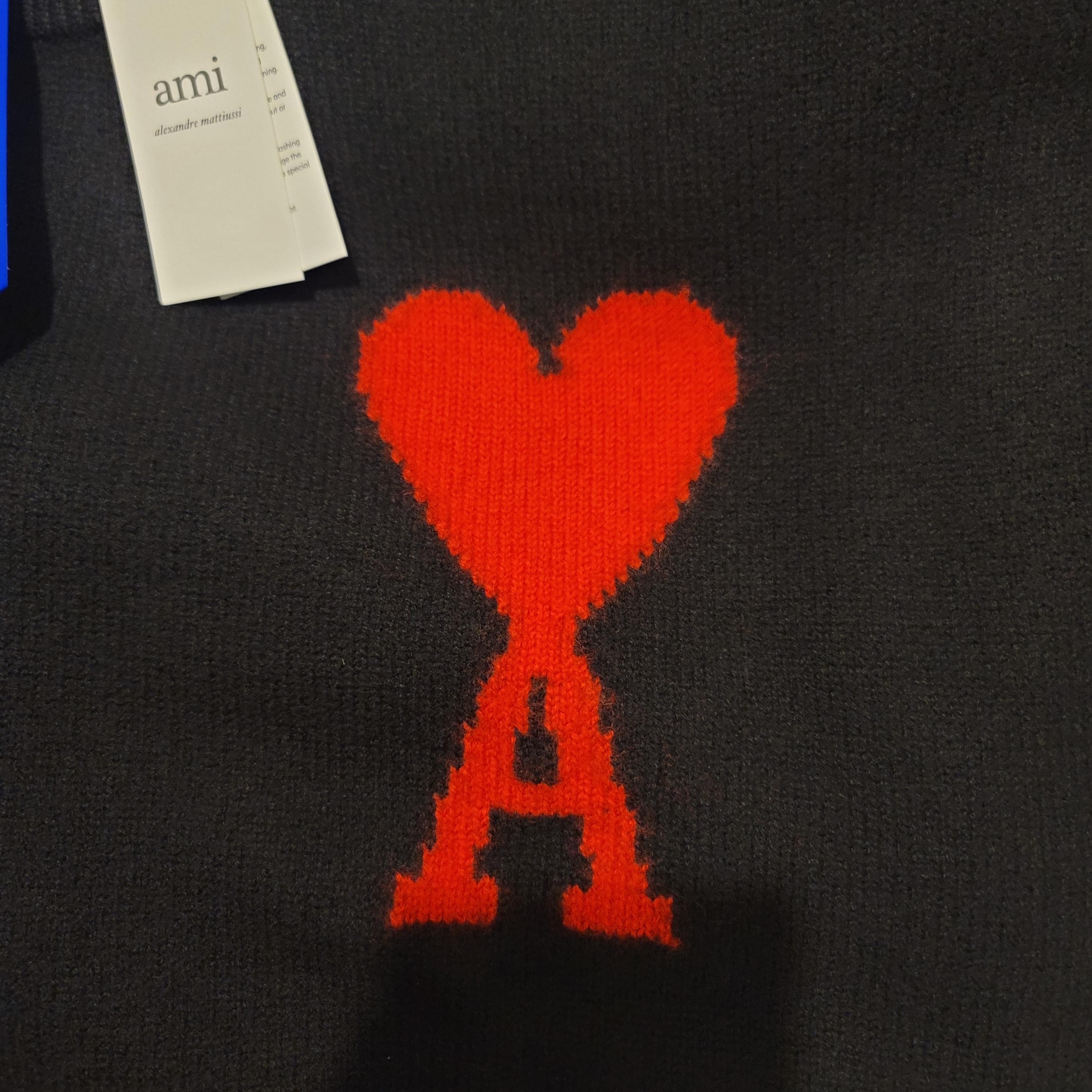 AMI de Coeur Oversize Intarsia Sweater Black Red 착용 스타일
