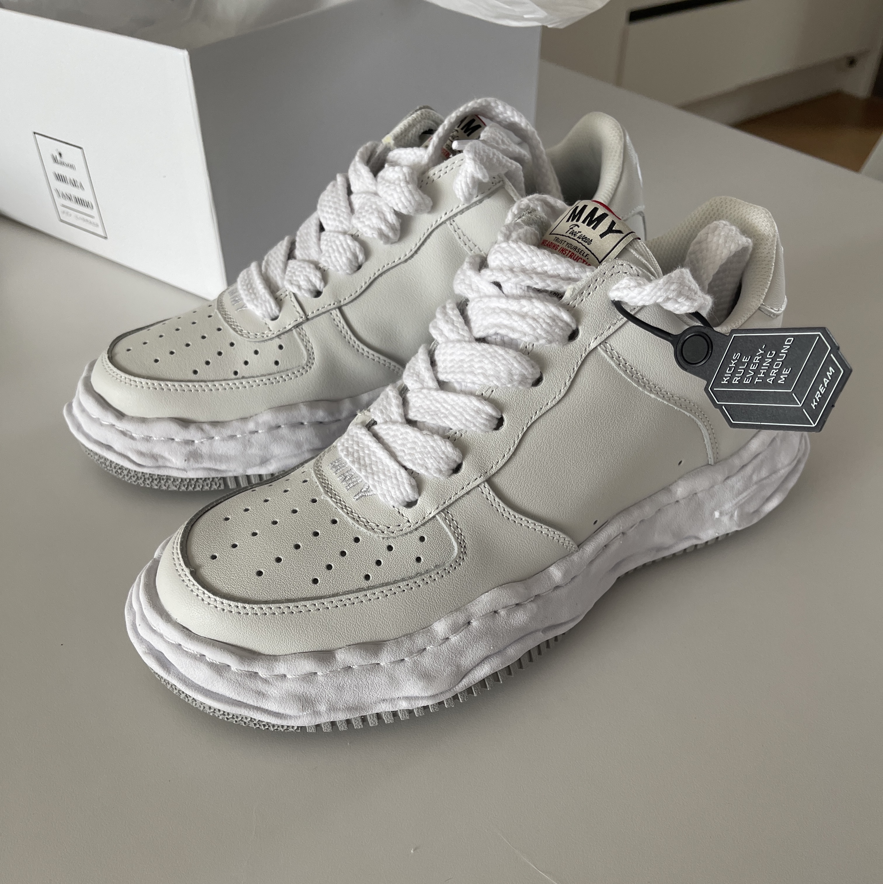 Maison Mihara Yasuhiro Wayne OG Sole Leather Low-top Sneakers White 착용 스타일