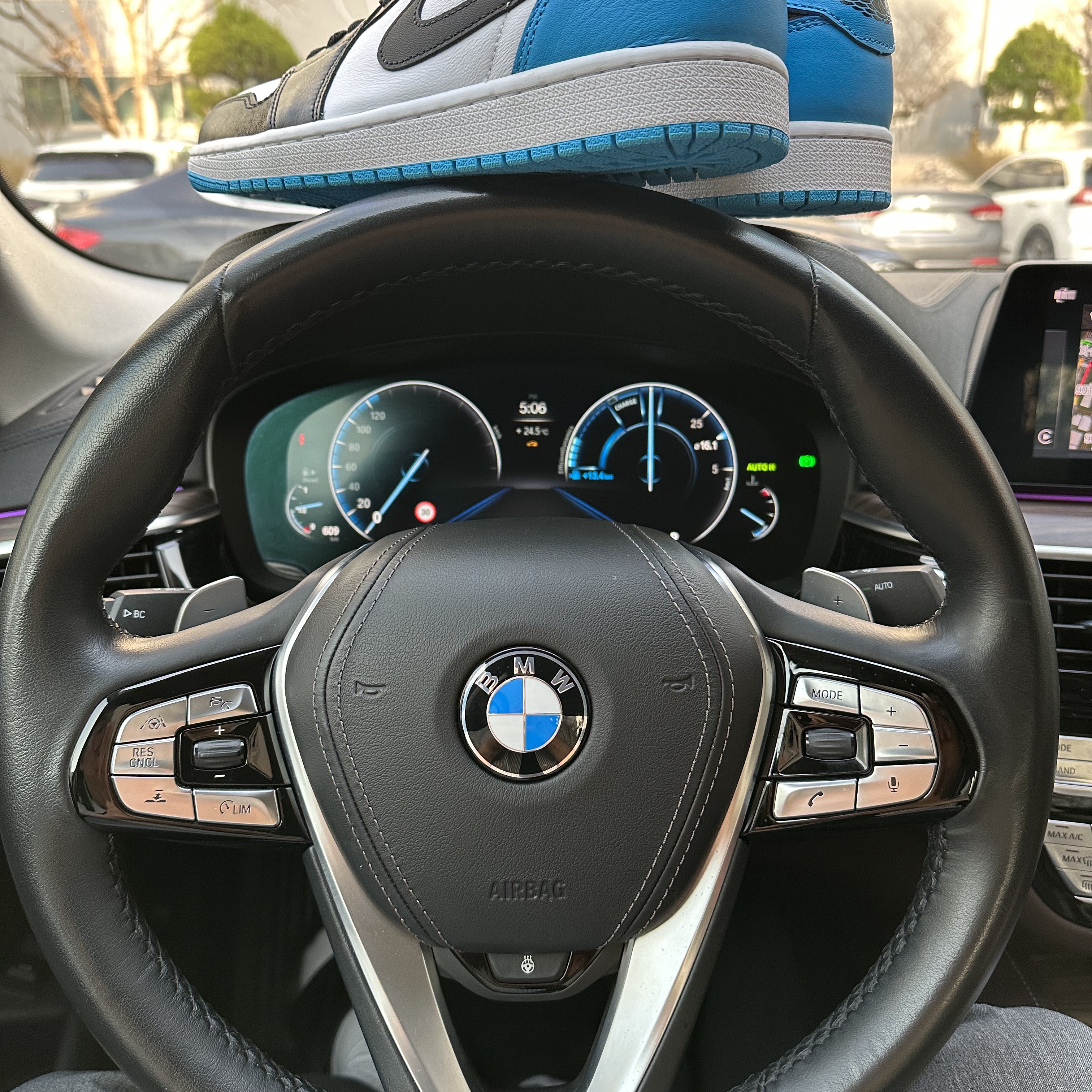 Jordan 1 Retro Low OG Black and Dark Powder Blue 착용 스타일 - 2