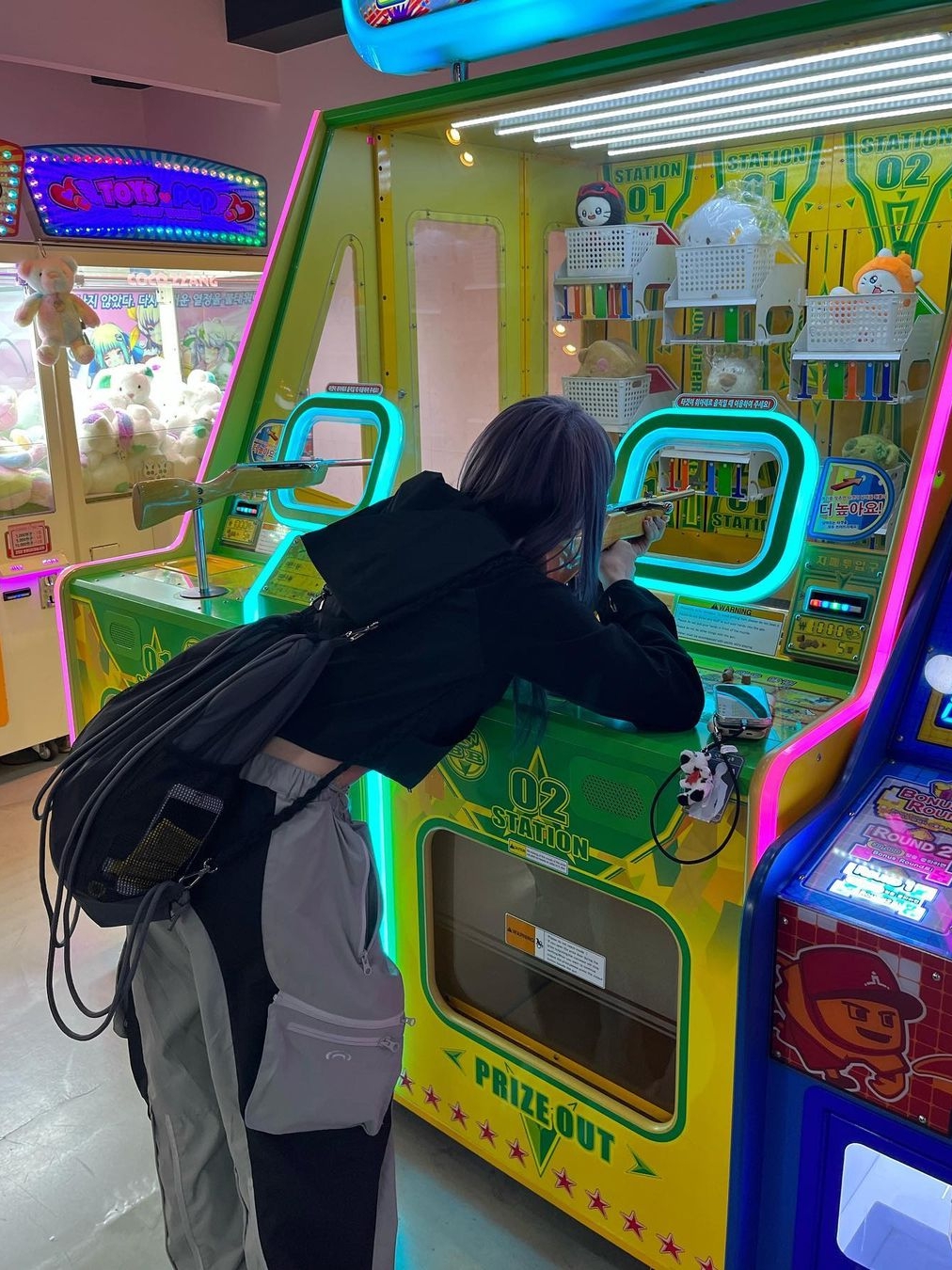 Art Of Field Coaptation Pocket Cargo Pants Begie, Art Of Field Off The Shoulder Hooded Jacket Black 착용 스타일 - 1