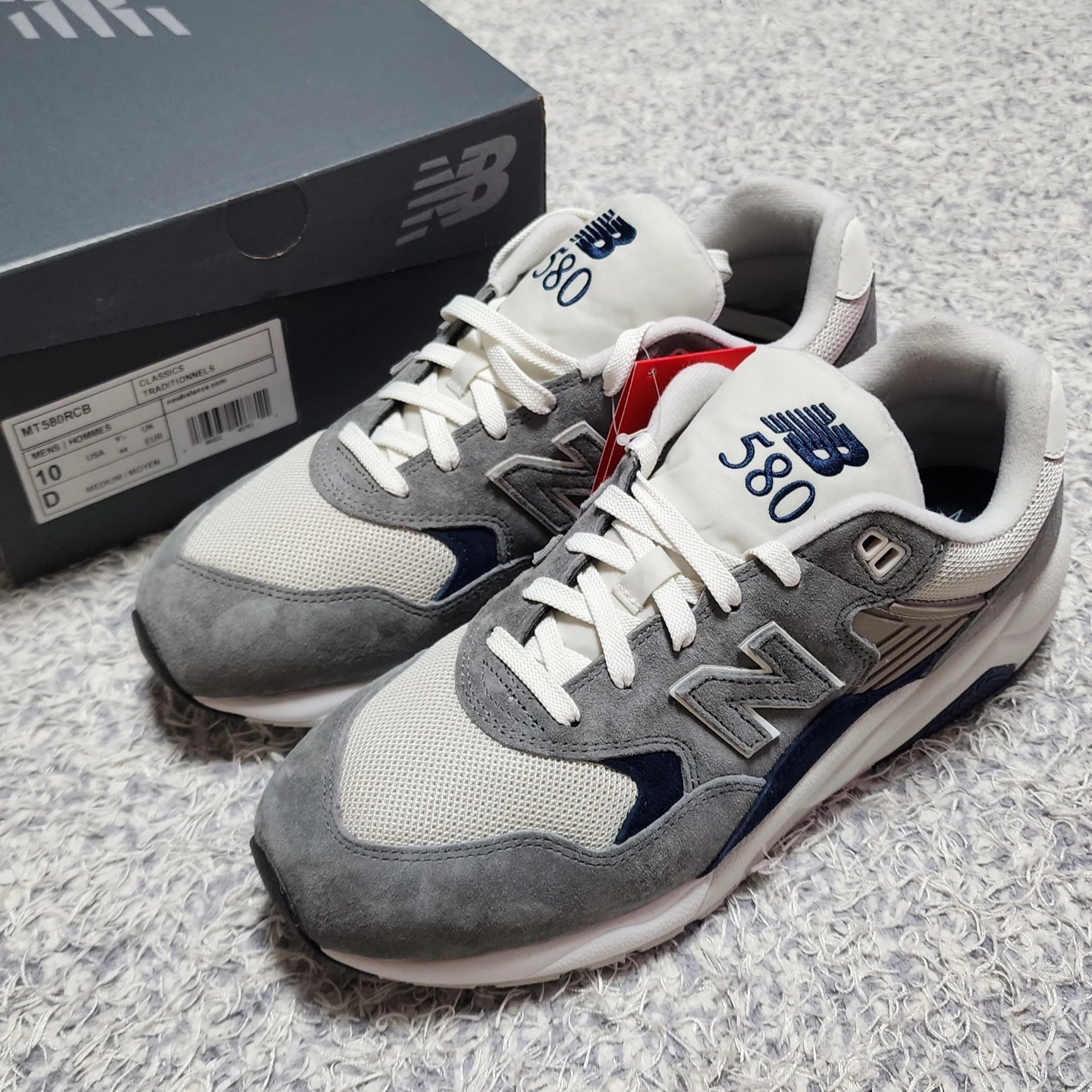 New Balance 580 Dark Grey Navy 착용 스타일 - 2