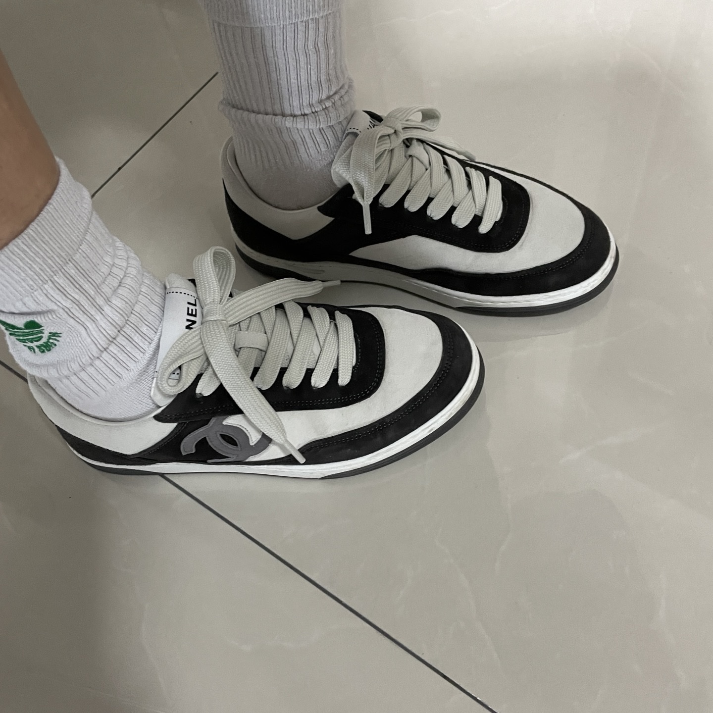 (W) Chanel Sneakers Suede Kidskin & Black White 착용 스타일