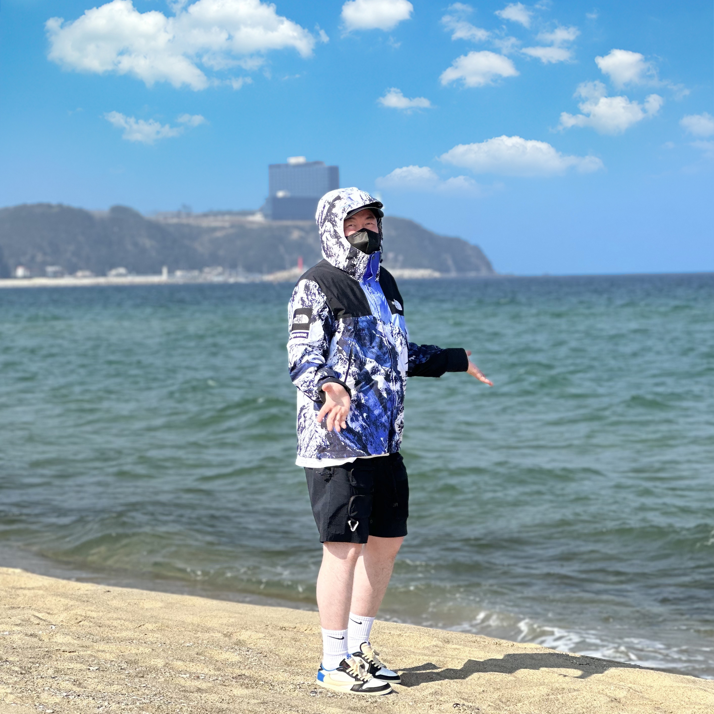 Supreme x The North Face Mountain Parka Blue White - 17FW, Nike ACG Cargo Shorts Black Dark Beetroot - Asia 착용 스타일