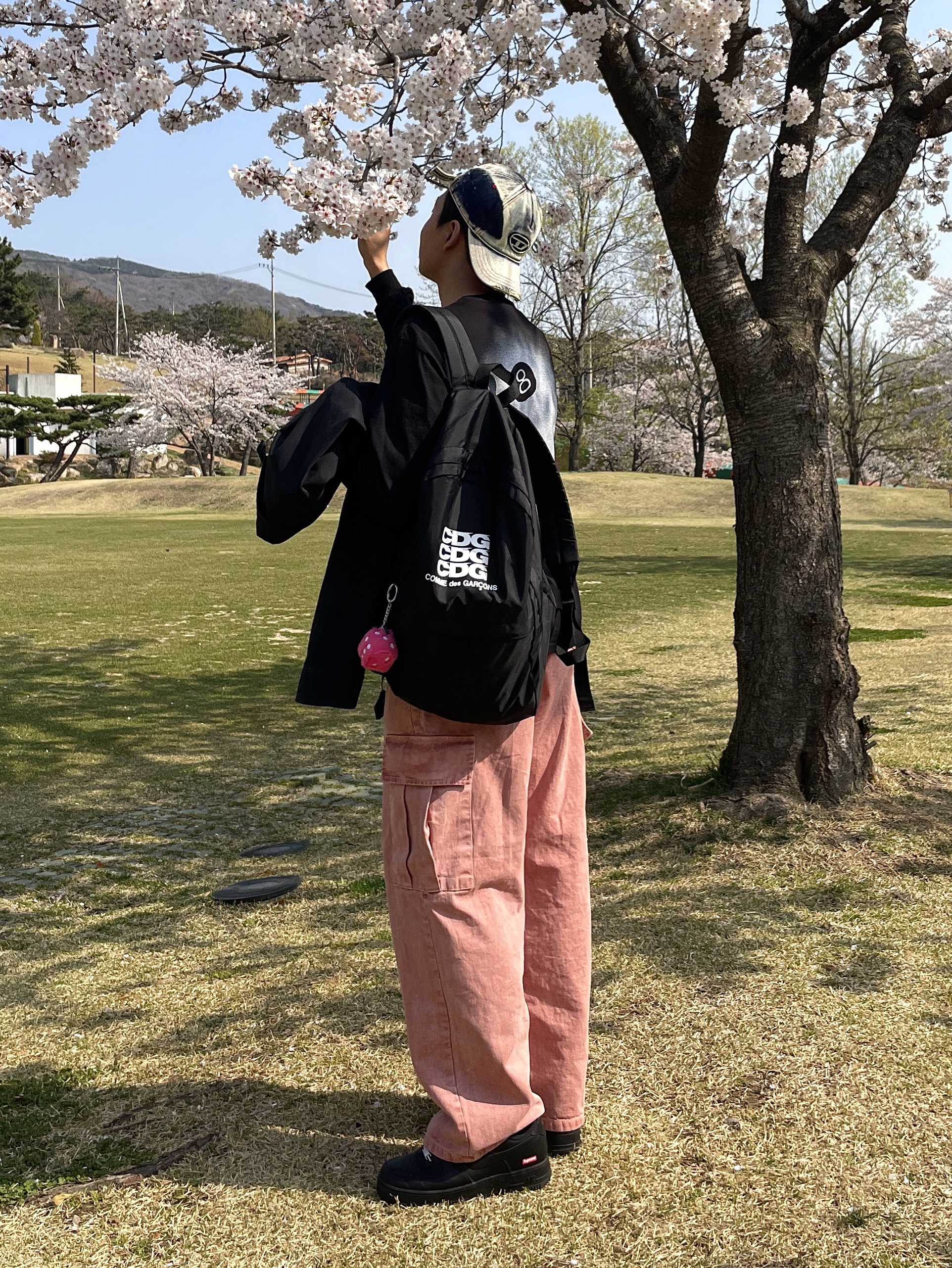 Diesel C-Seymon Treated Denim Baseball Cap Blue White, CDG Backpack Black 착용 스타일 - 1