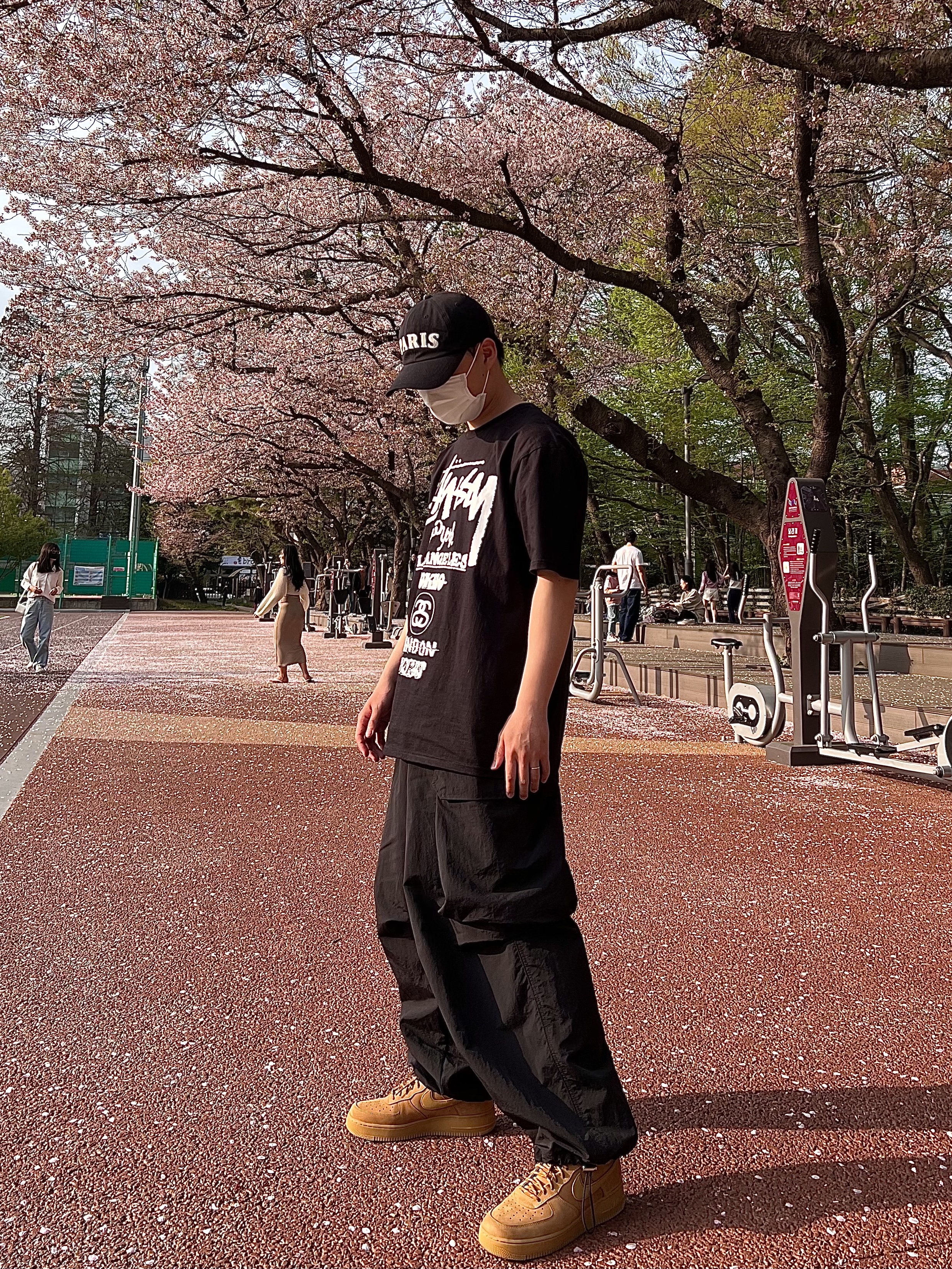 Nike Air Force 1 '07 WB Flax, Stussy Tour T-Shirt Black 착용 스타일 - 1