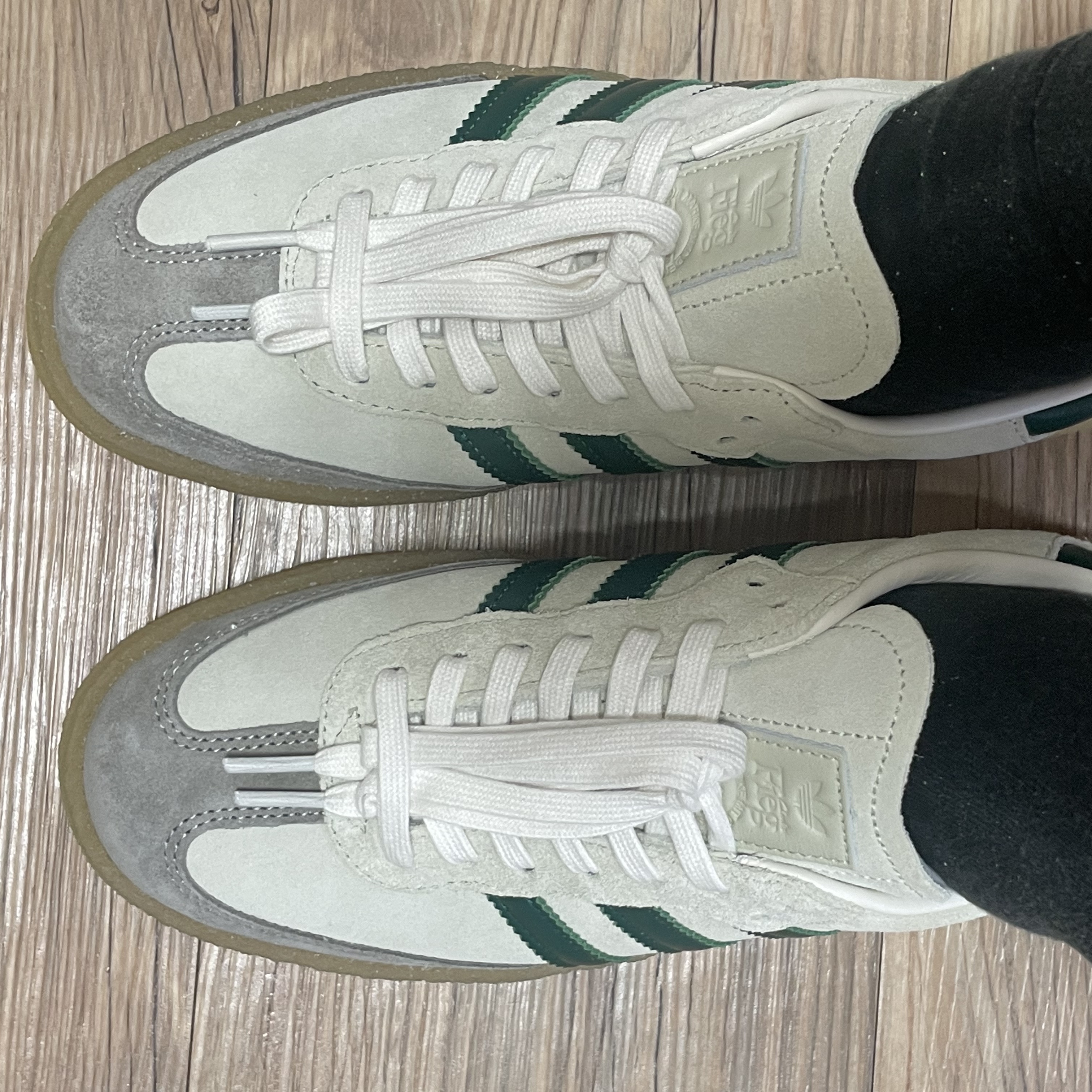 Adidas x Clarks x Ronnie Fieg 8th Street Samba Chalk White Green 착용 스타일 - 1