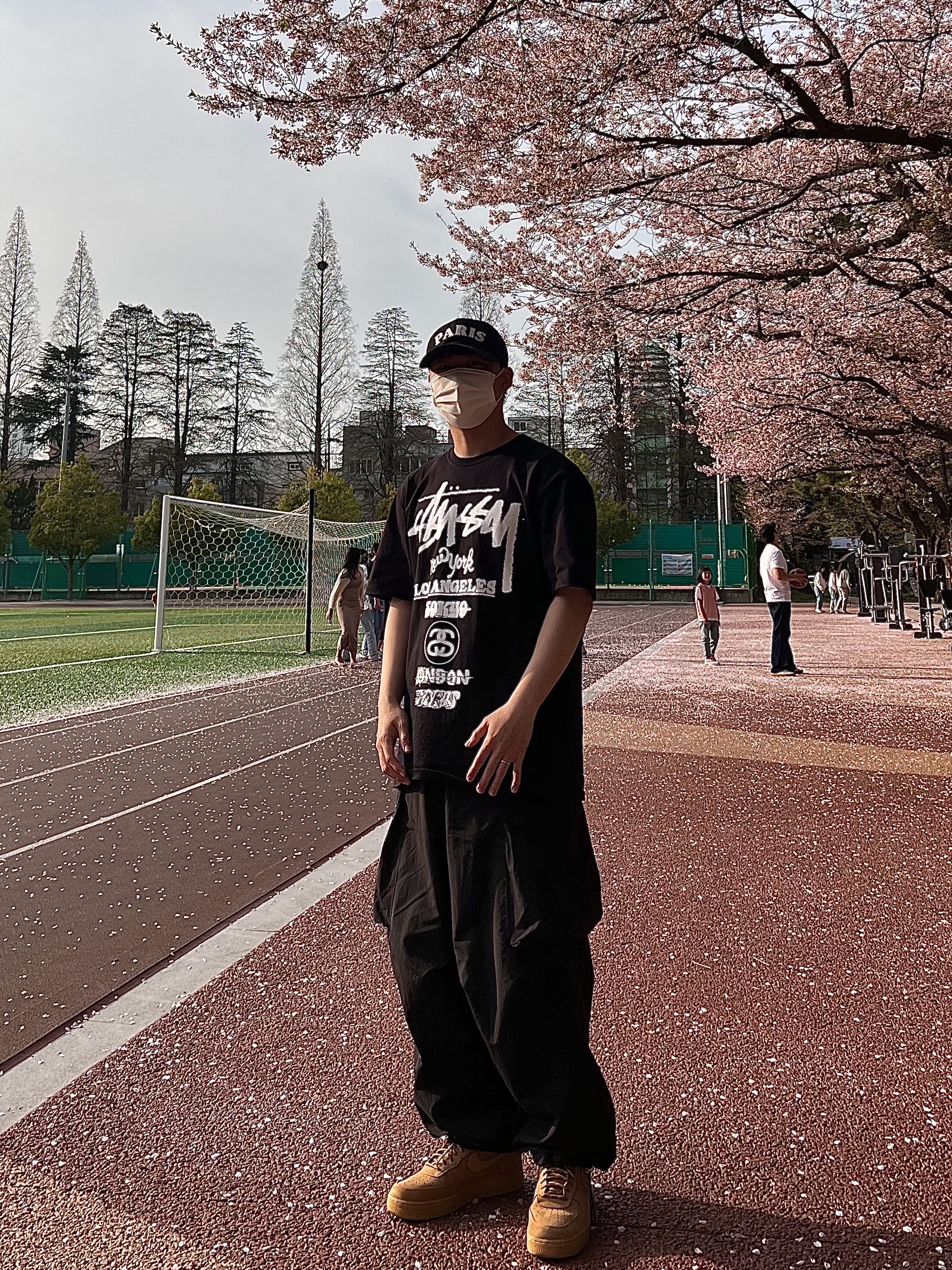 Nike Air Force 1 '07 WB Flax, Stussy Tour T-Shirt Black 착용 스타일 - 2