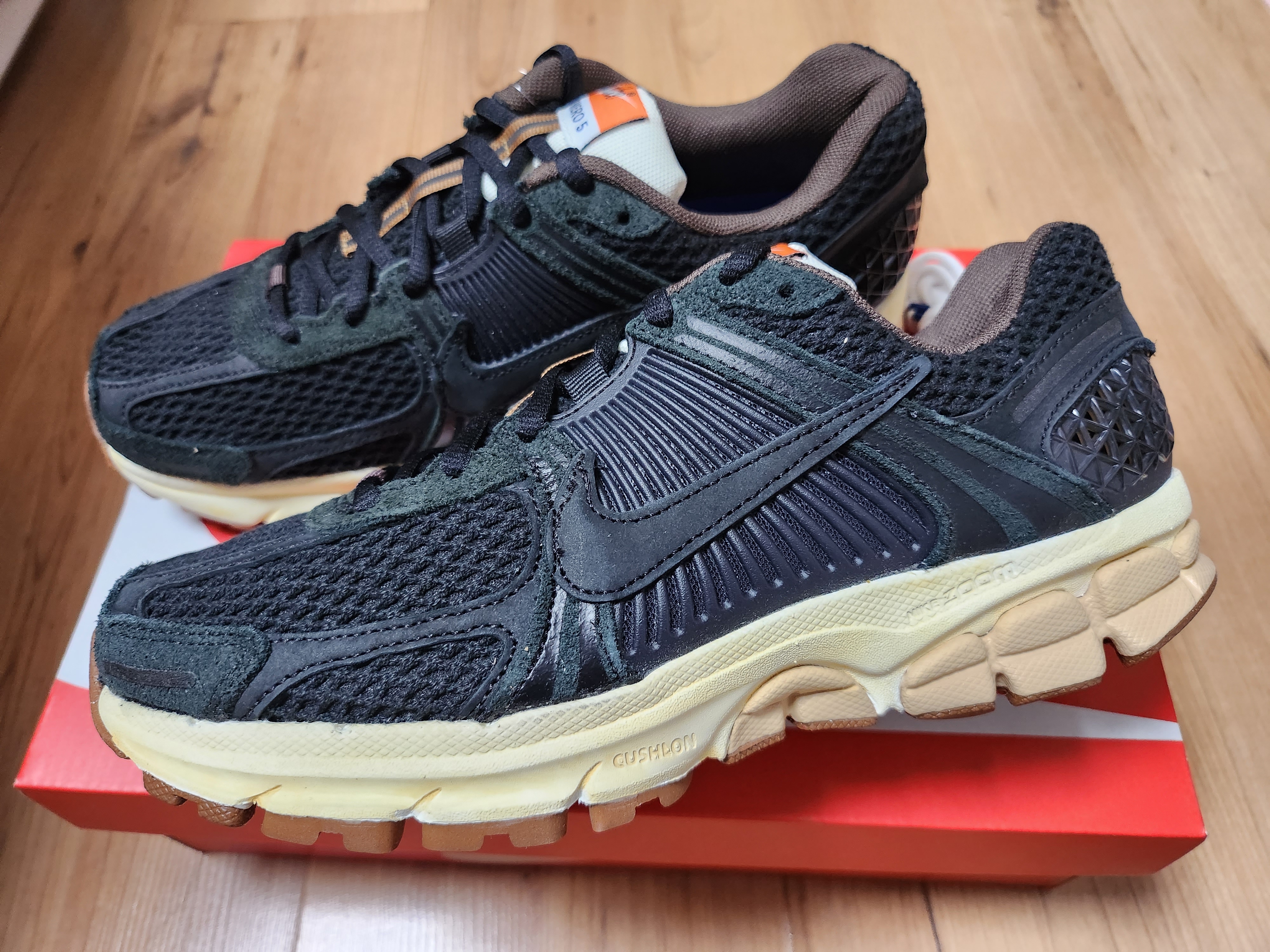 (W) Nike Zoom Vomero 5 Black 착용 스타일 - 3