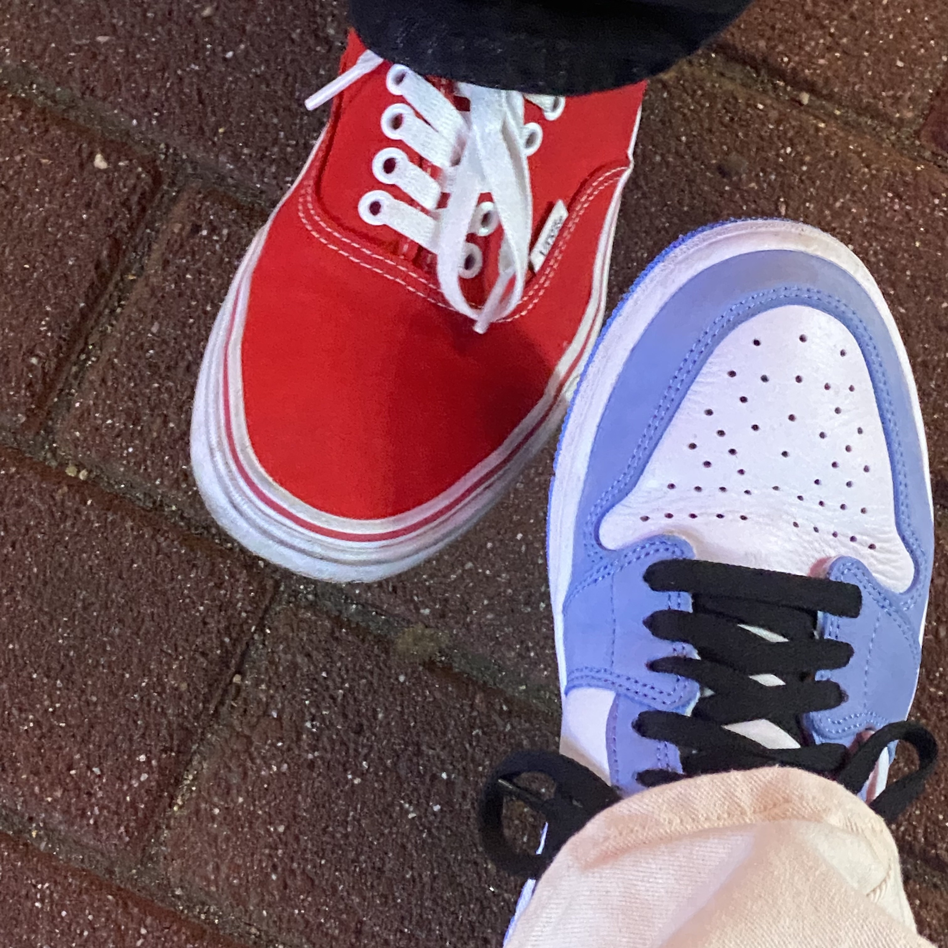 Vans Authentic Red, Jordan 1 Retro High OG University Blue 착용 스타일