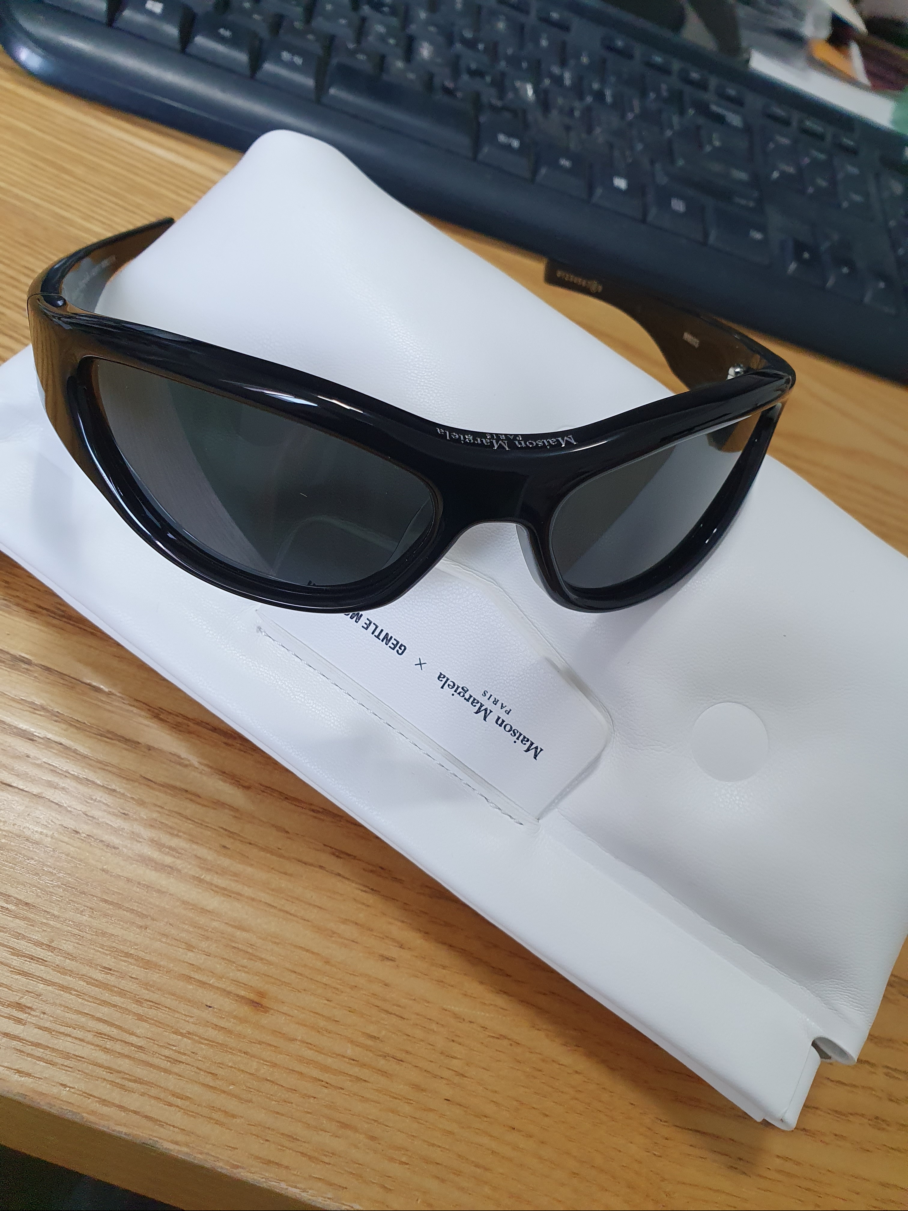 Gentle Monster x Maison Margiela MM003 Black Black 착용 스타일