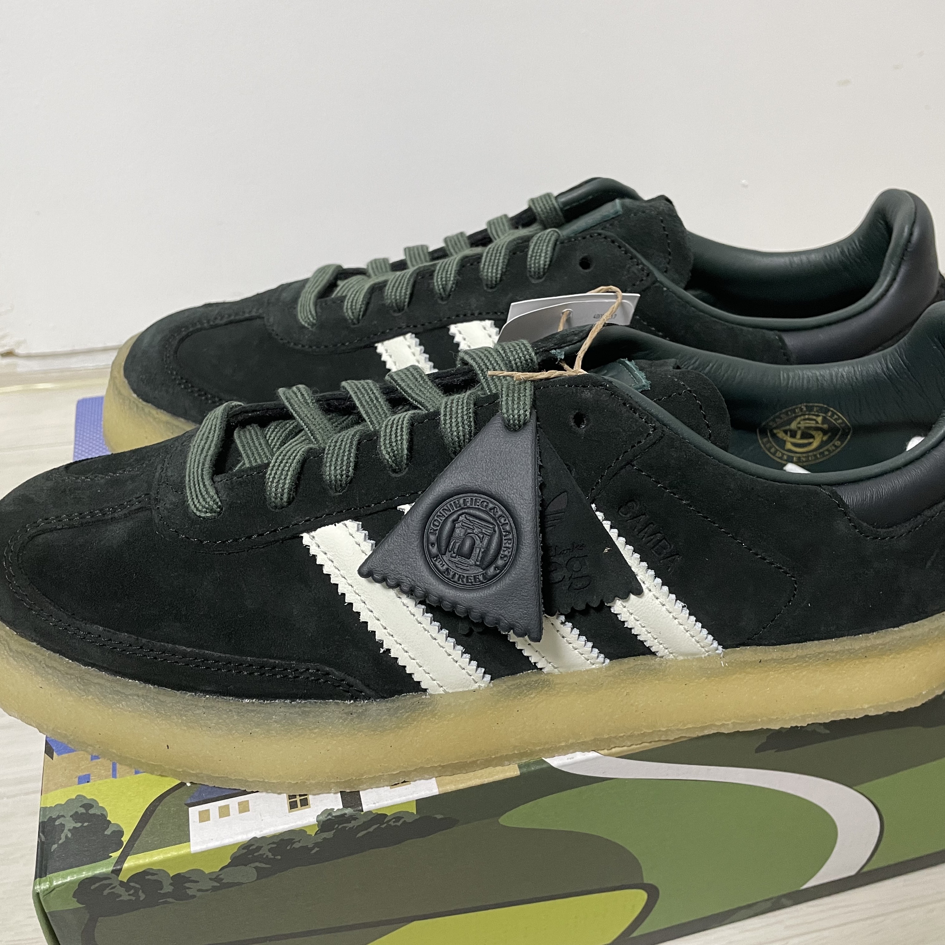 Adidas x Clarks x Ronnie Fieg 8th Street Samba Shadow Green 착용 스타일 - 2