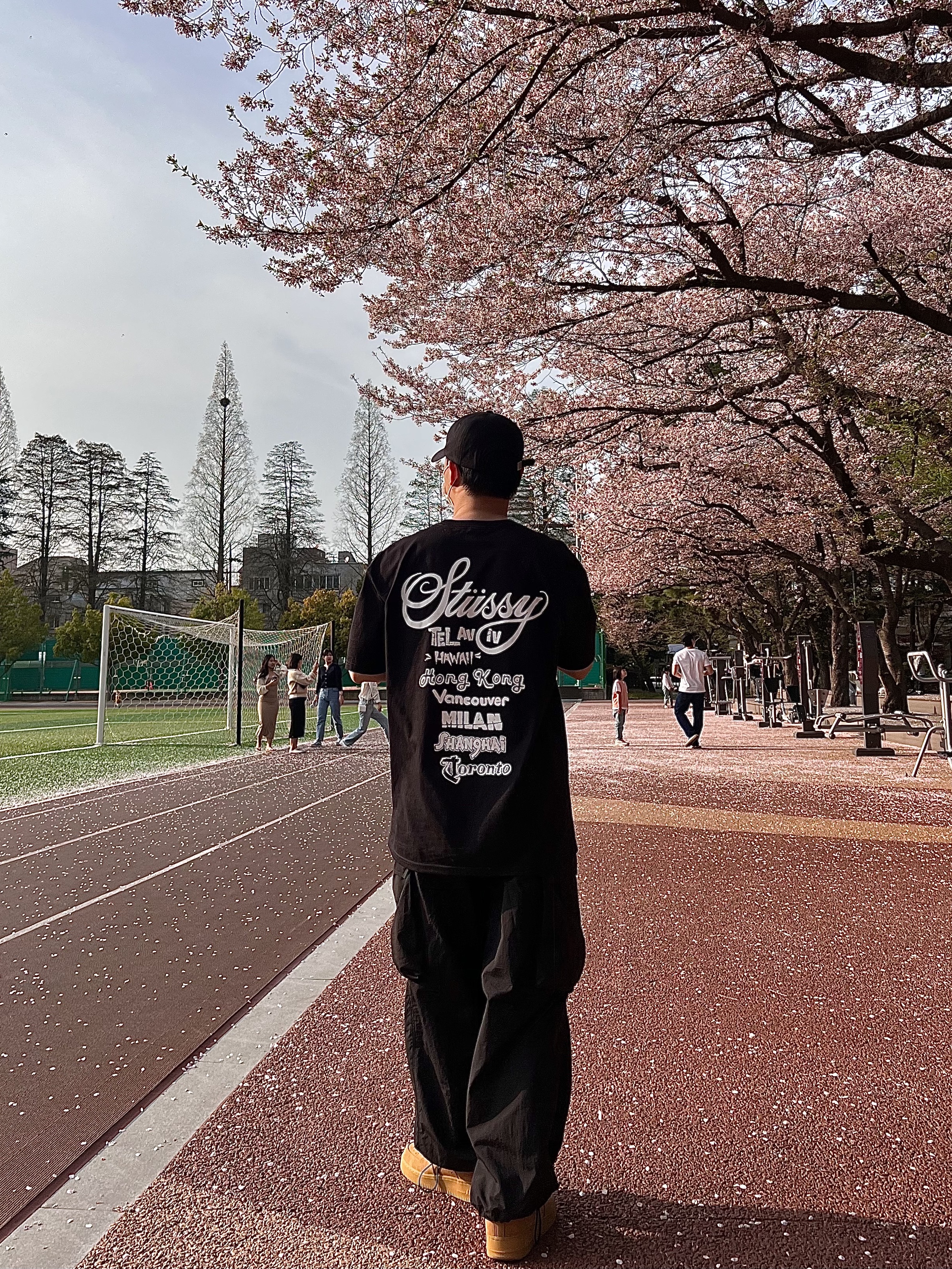 Nike Air Force 1 '07 WB Flax, Stussy Tour T-Shirt Black 착용 스타일 - 3