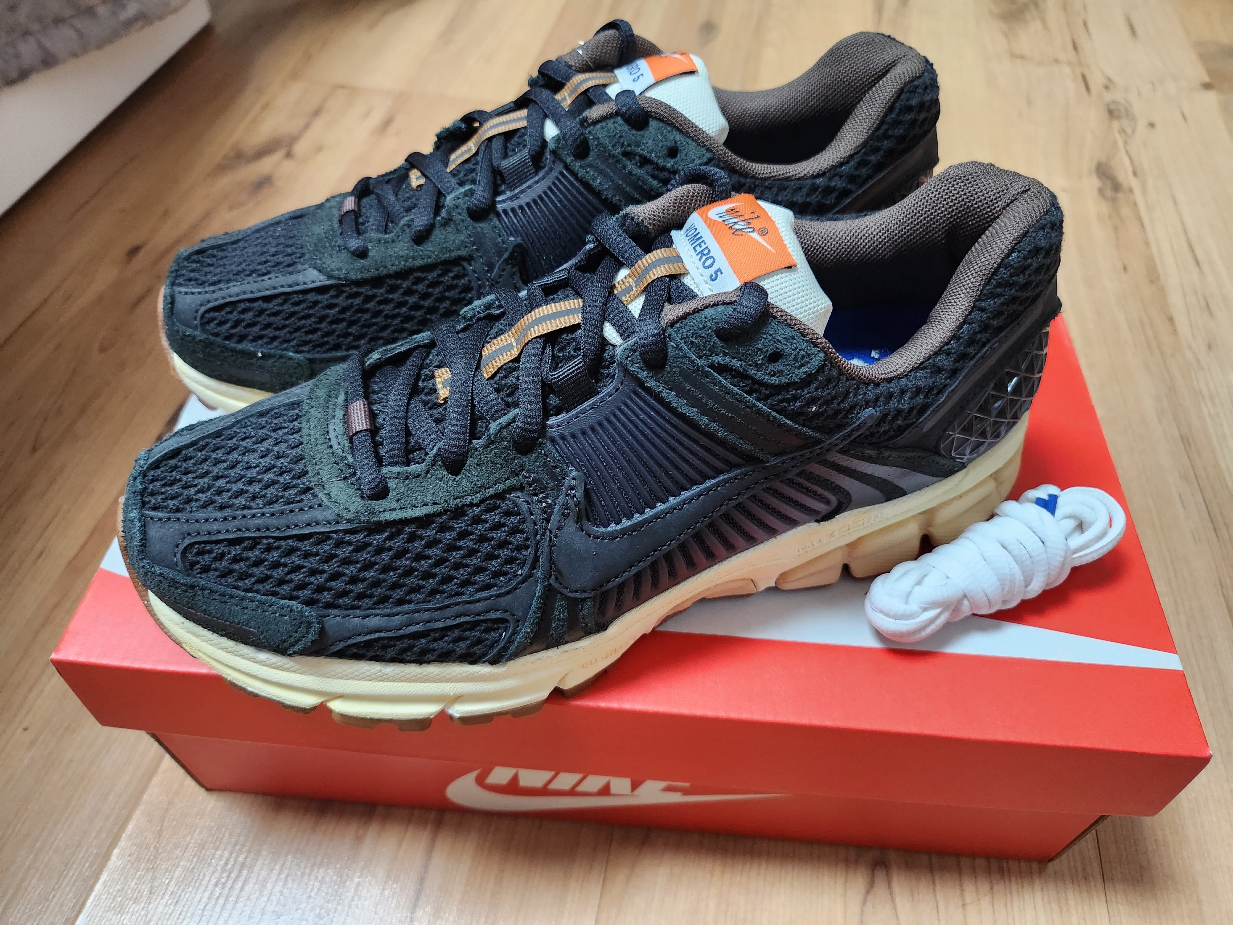 (W) Nike Zoom Vomero 5 Black 착용 스타일 - 1