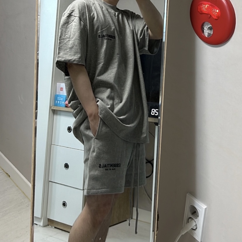 Essentials The Core Collection Sweatshorts Dark Oatmeal 착용 스타일