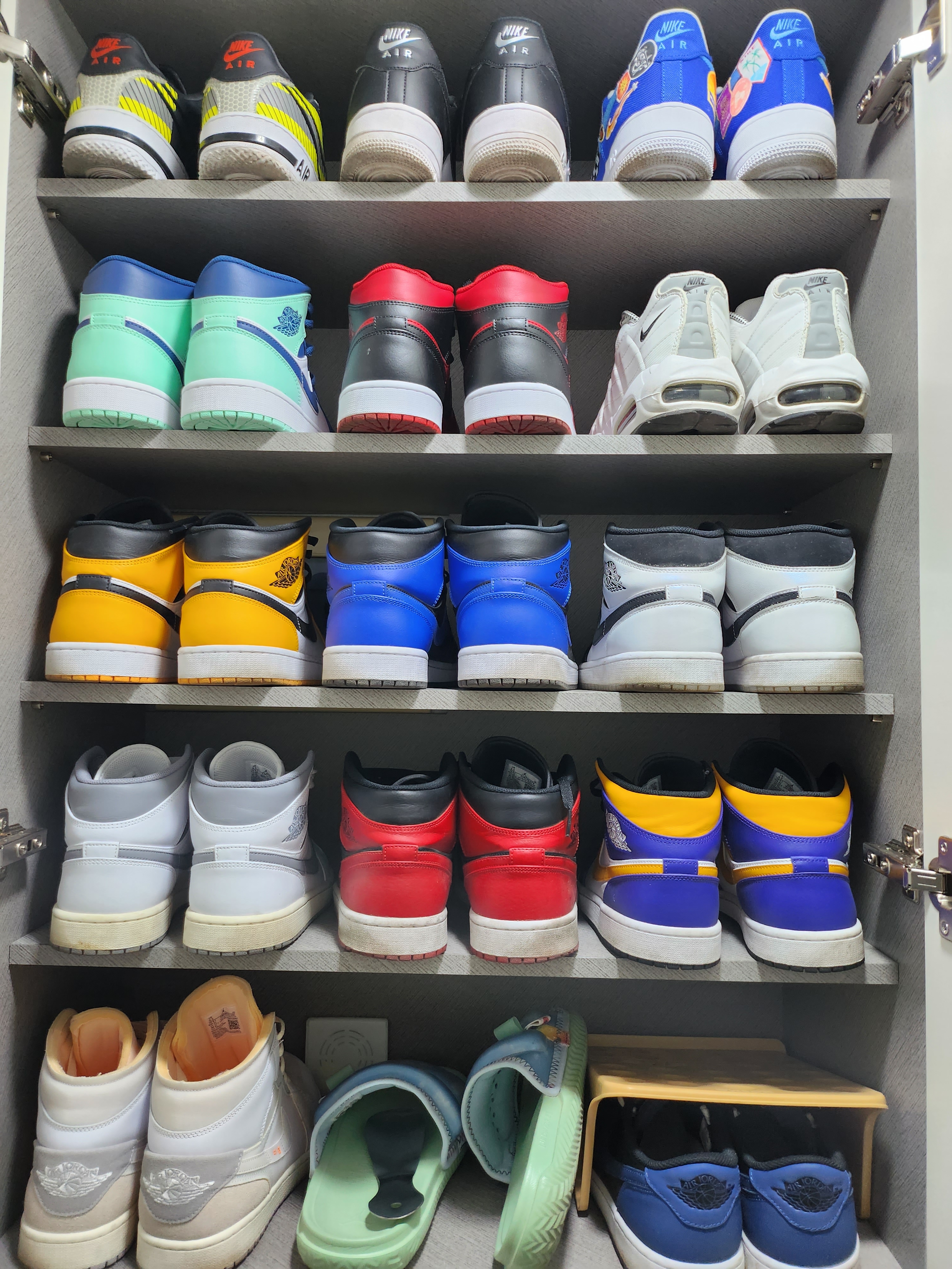 Jordan 1 Mid Reverse Bred, Jordan 1 Mid White Stealth 착용 스타일