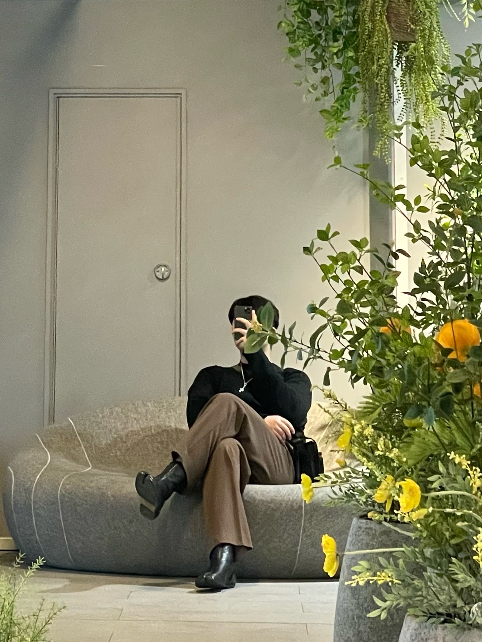 Lemaire Camera Bag Vegetable-Tanned Leather Black 착용 스타일
