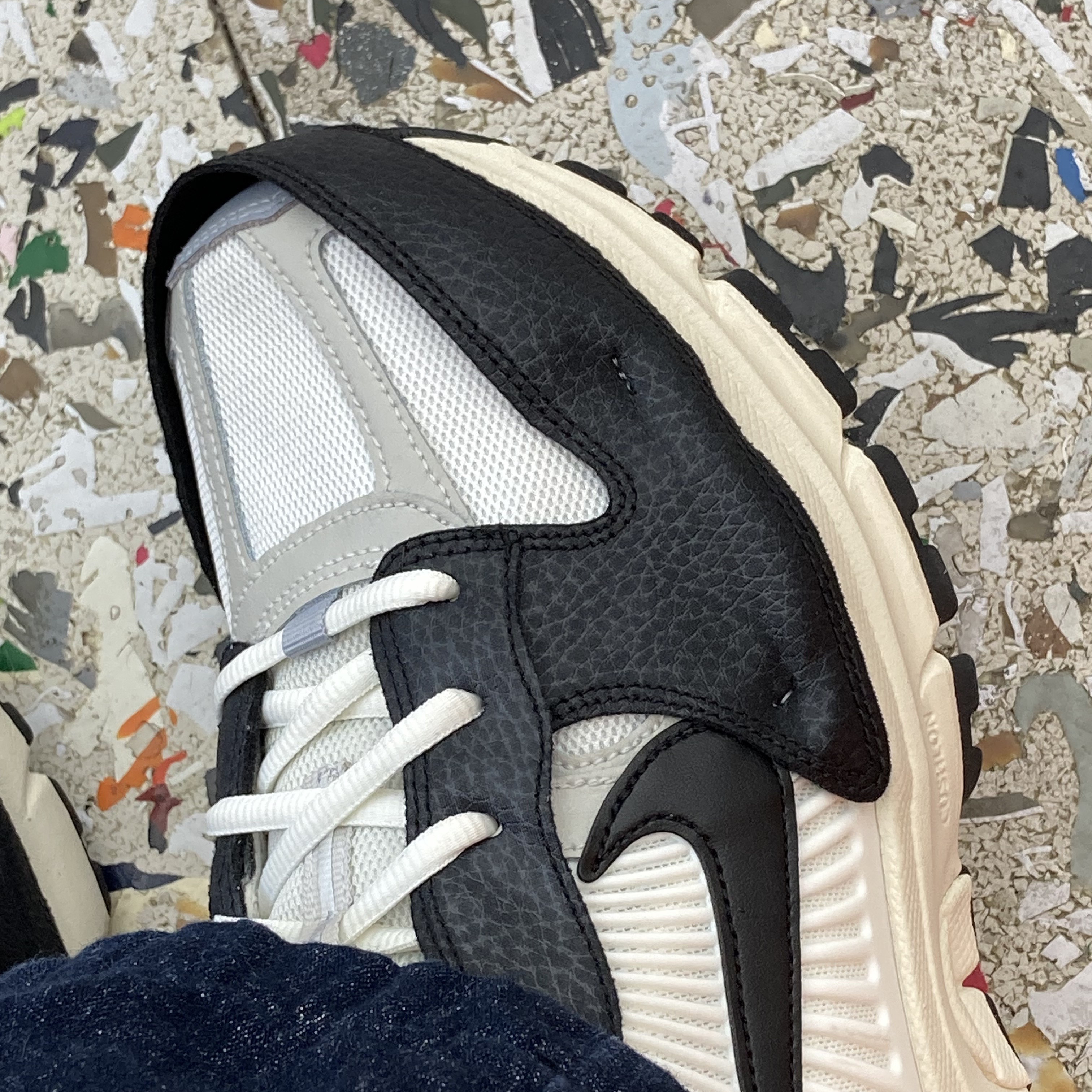 (W) Nike Zoom Vomero 5 Wolf Grey and Black 착용 스타일 - 5