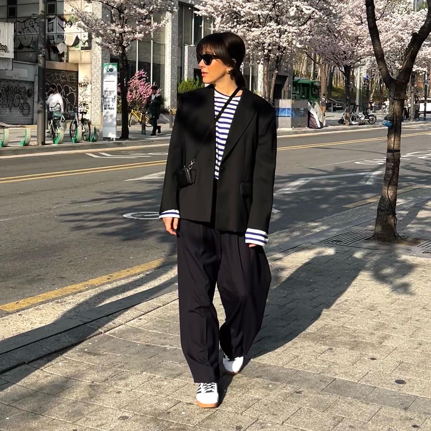 Adidas Gazelle White Collegiate Navy, Ray-Ban Original Wayfarer Classic Polished Black Frame Green Classic G-15 Lenses Low Bridge Fit 착용 스타일 - 1