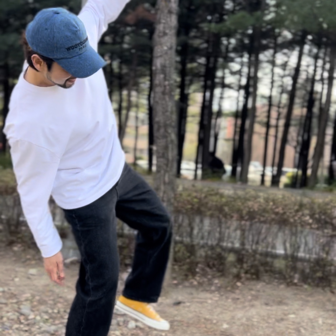 Wooyoungmi Black Logo Nylon Ball Cap Beige - 22SS, Wooyoungmi Black Embroidered Logo Ball Cap Blue Denim - 22FW 착용 스타일 - 2