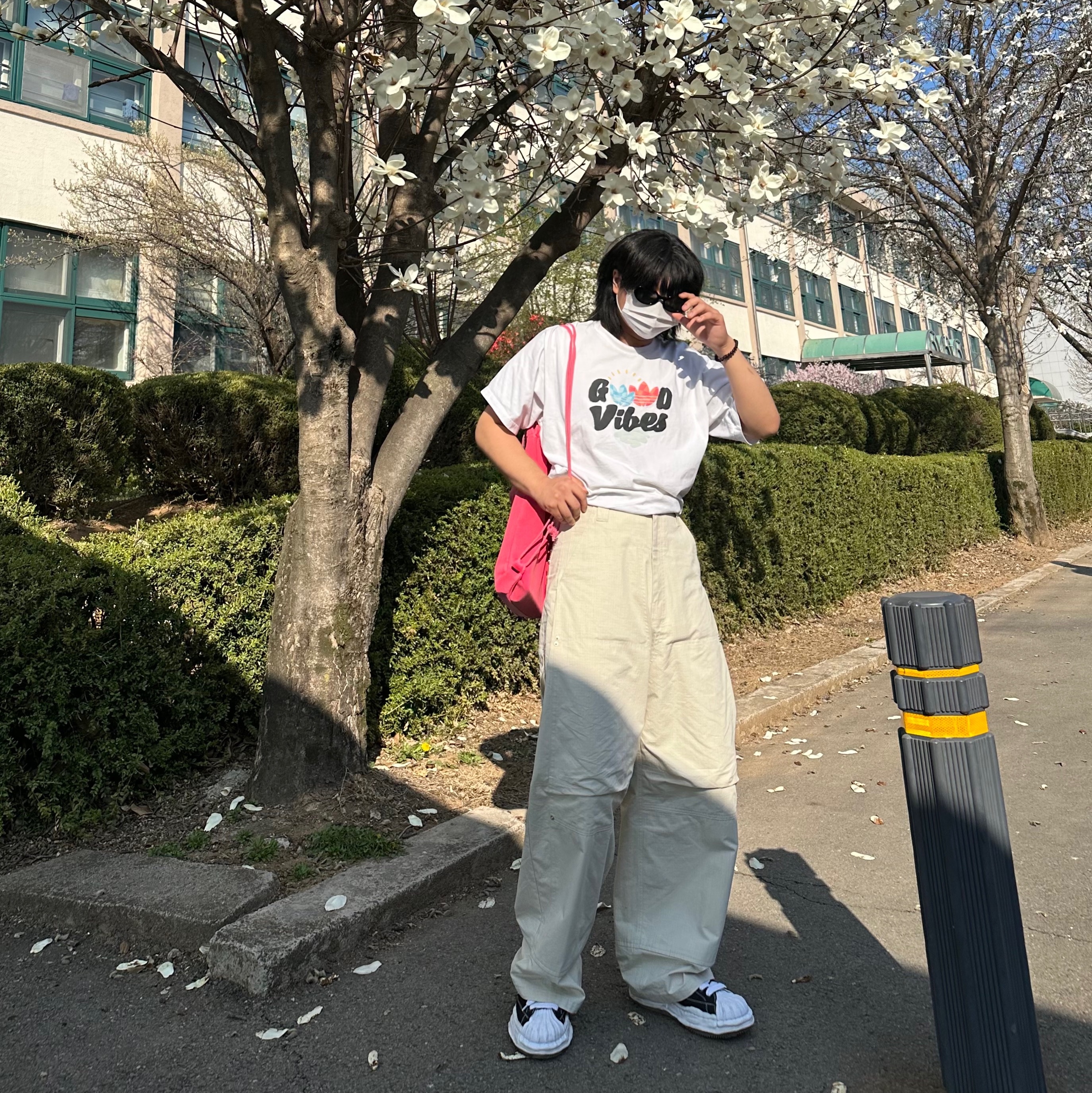 Maison Mihara Yasuhiro Blakey OG Sole Canvas Low-top Sneakers Black White, IAB Studio Pigment Hoodie & Sack Coral 착용 스타일 - 1