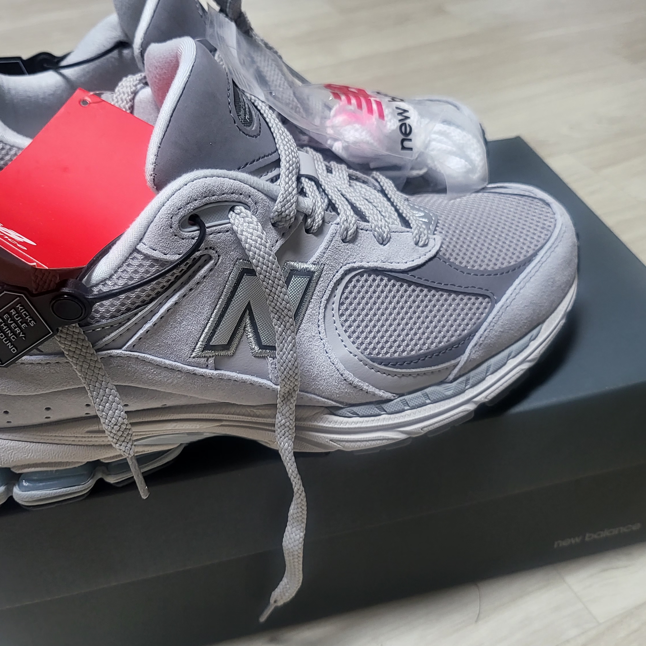 New Balance 2002R T2 Gray 착용 스타일 - 2