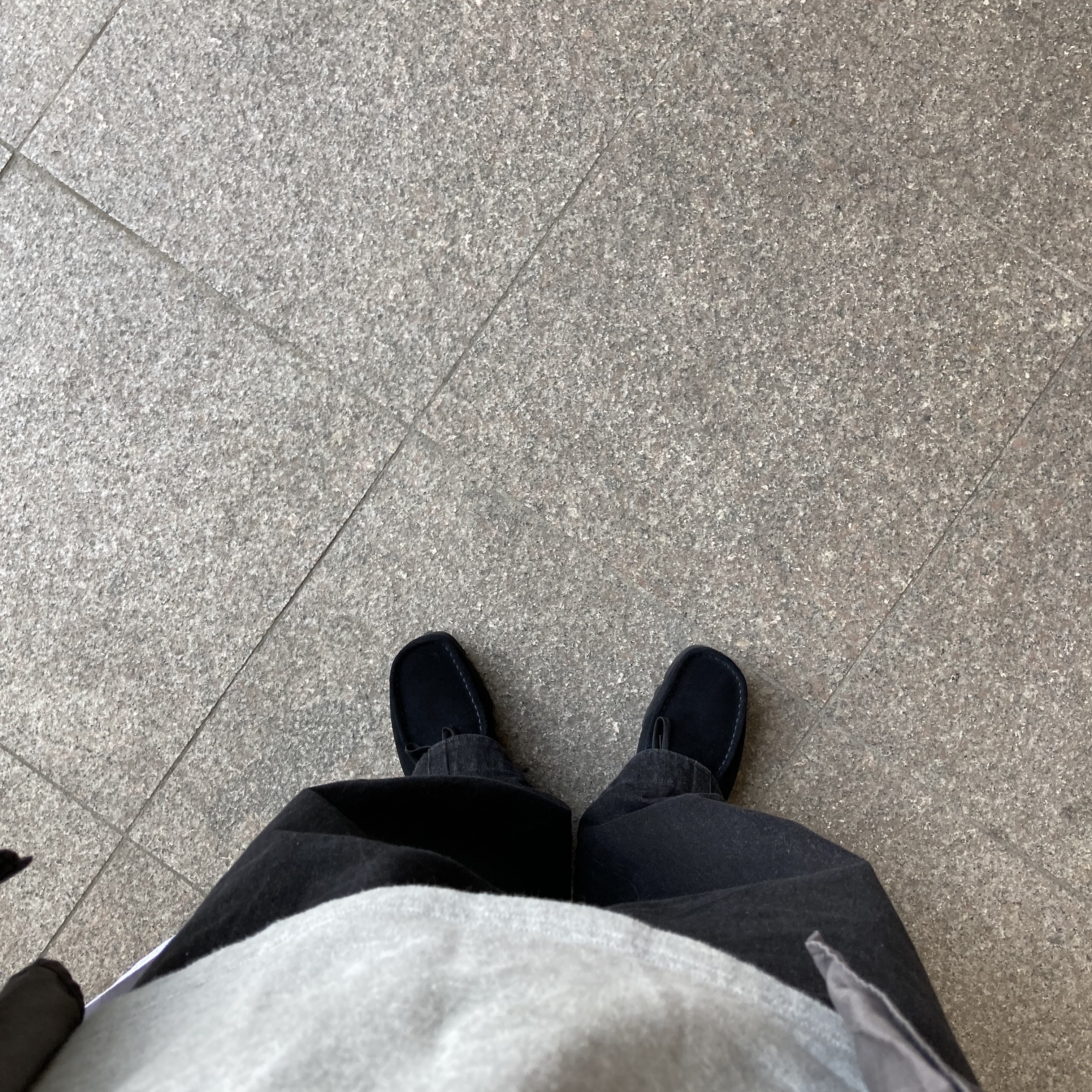 Clarks Wallabee Gore-Tex Black Suede 착용 스타일 - 2