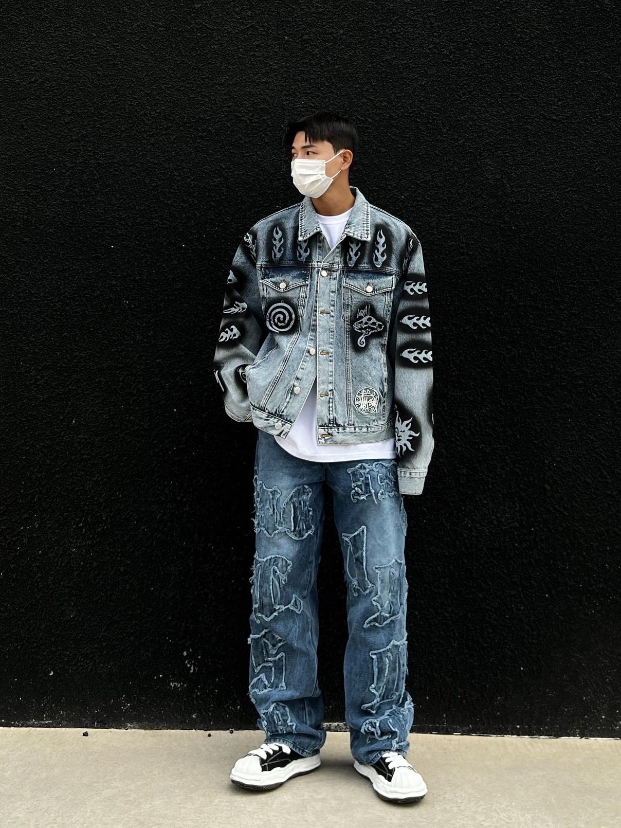 Stussy x Dries Van Noten Hand Stencilled Denim Jacket Washed Blue, Maison Mihara Yasuhiro Blakey OG Sole Canvas Low-top Sneakers Black White 착용 스타일 - 1