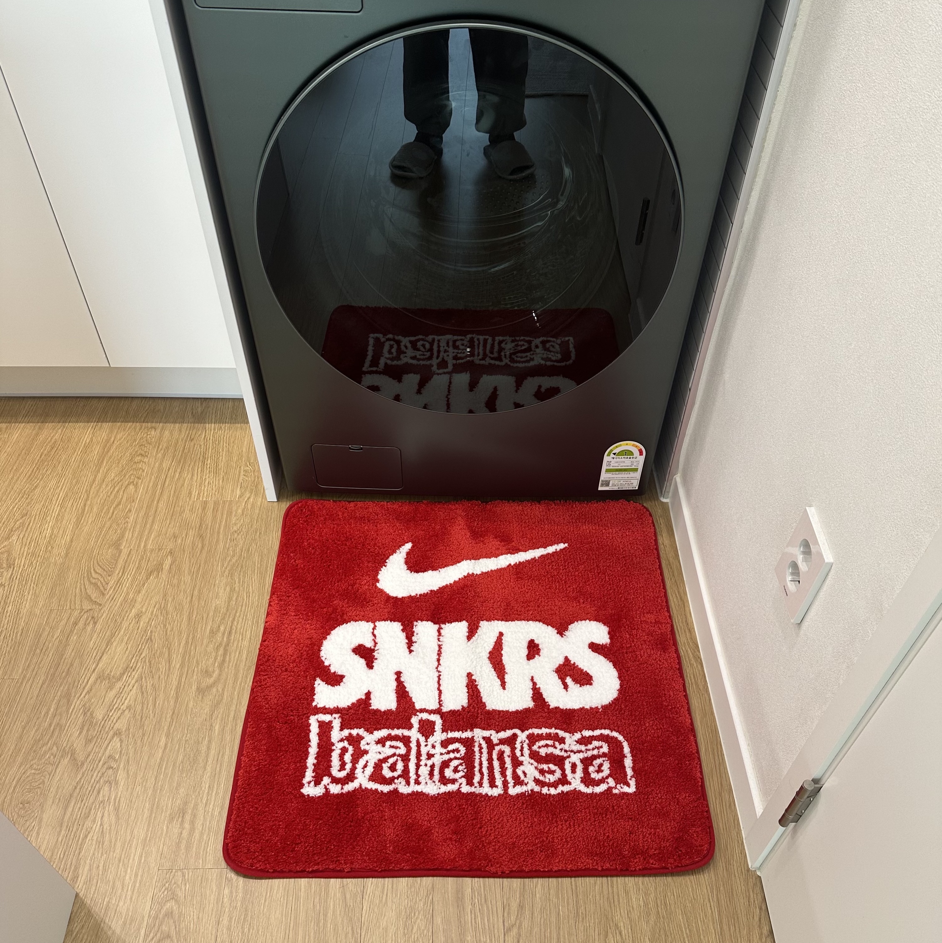 Nike x Balansa SNKRS Rug Mat Red 착용 스타일