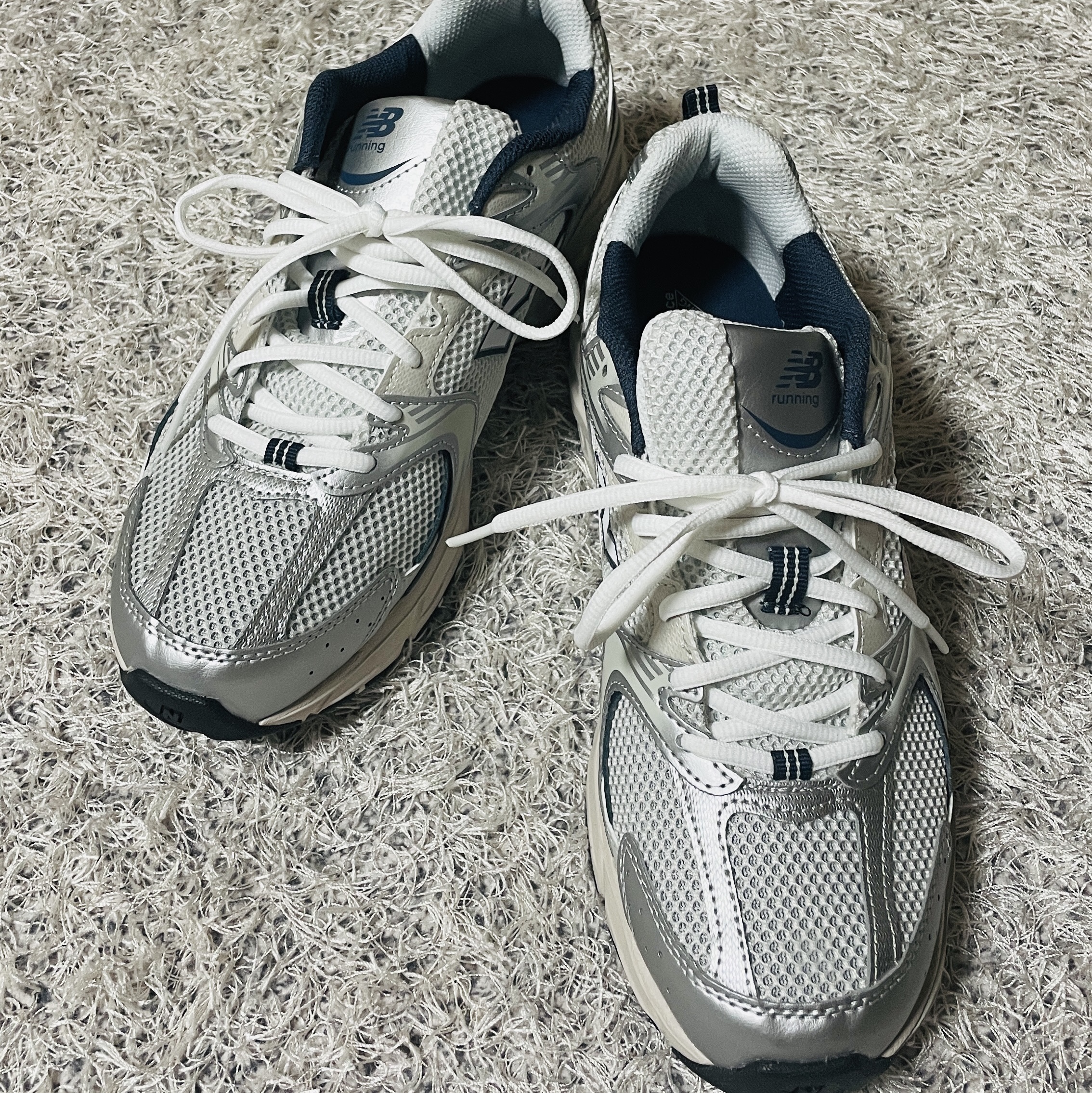 New Balance 530 Steel Grey 착용 스타일 - 1