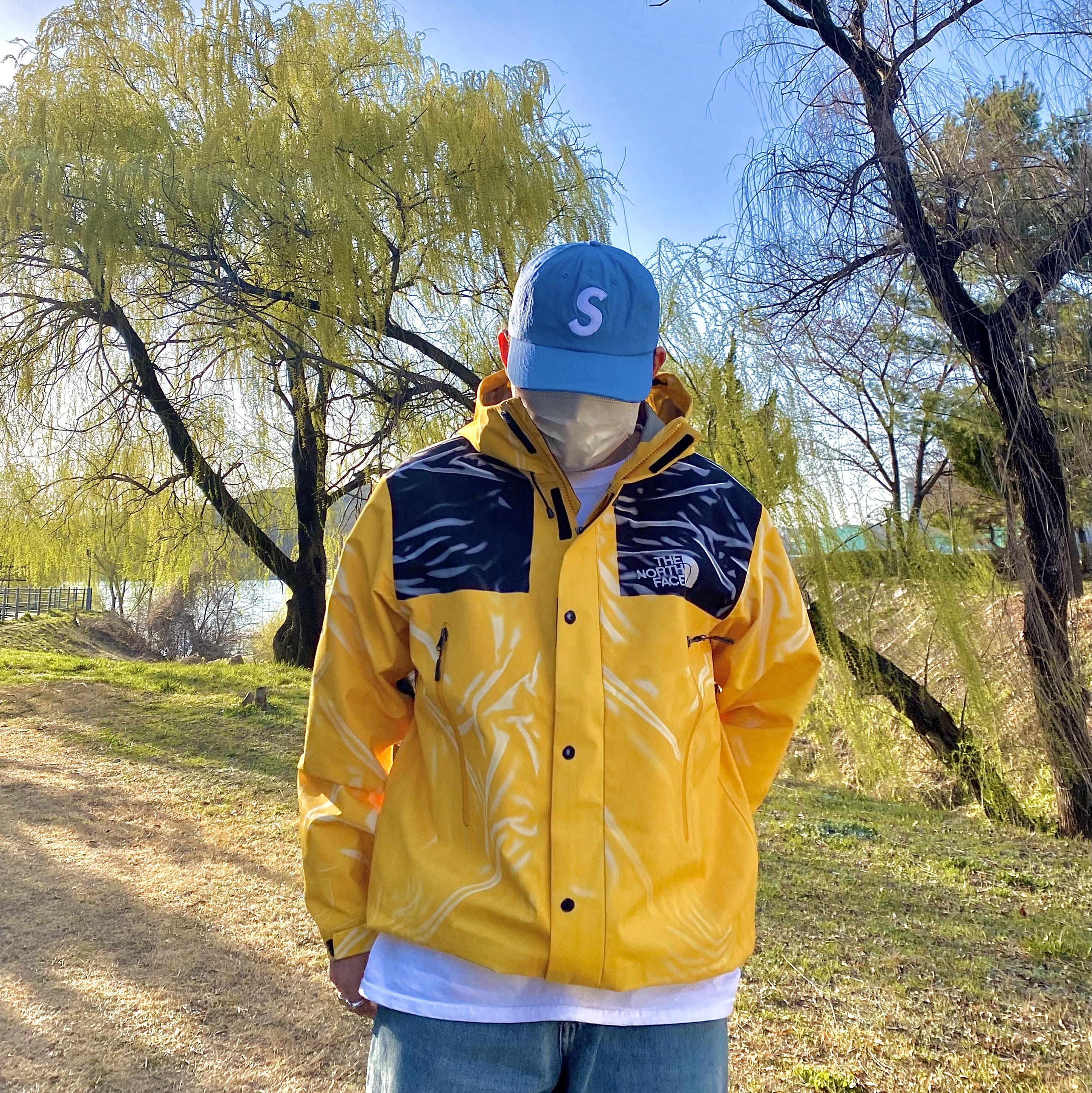 Supreme x The North Face Trompe L’oeil Printed Taped Seam Shell Jacket Yellow - 23SS, Supreme Cordura Ripstop S Logo 6-Panel Royal - 23SS 착용 스타일 - 3