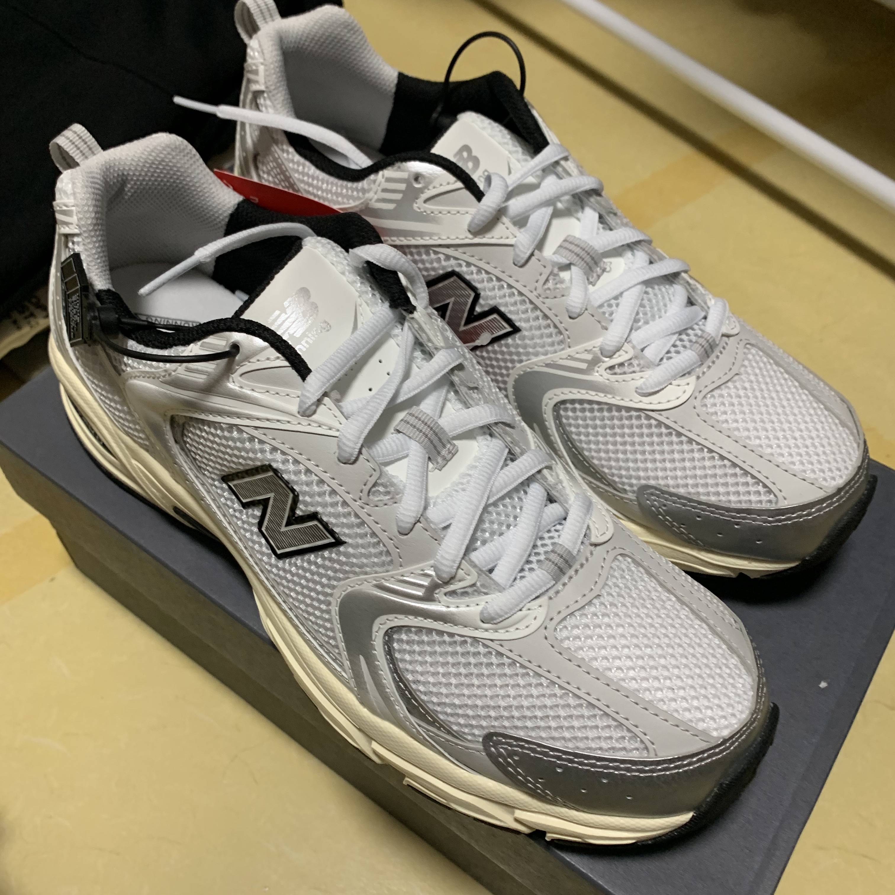 New Balance 530 Silver Cream 착용 스타일