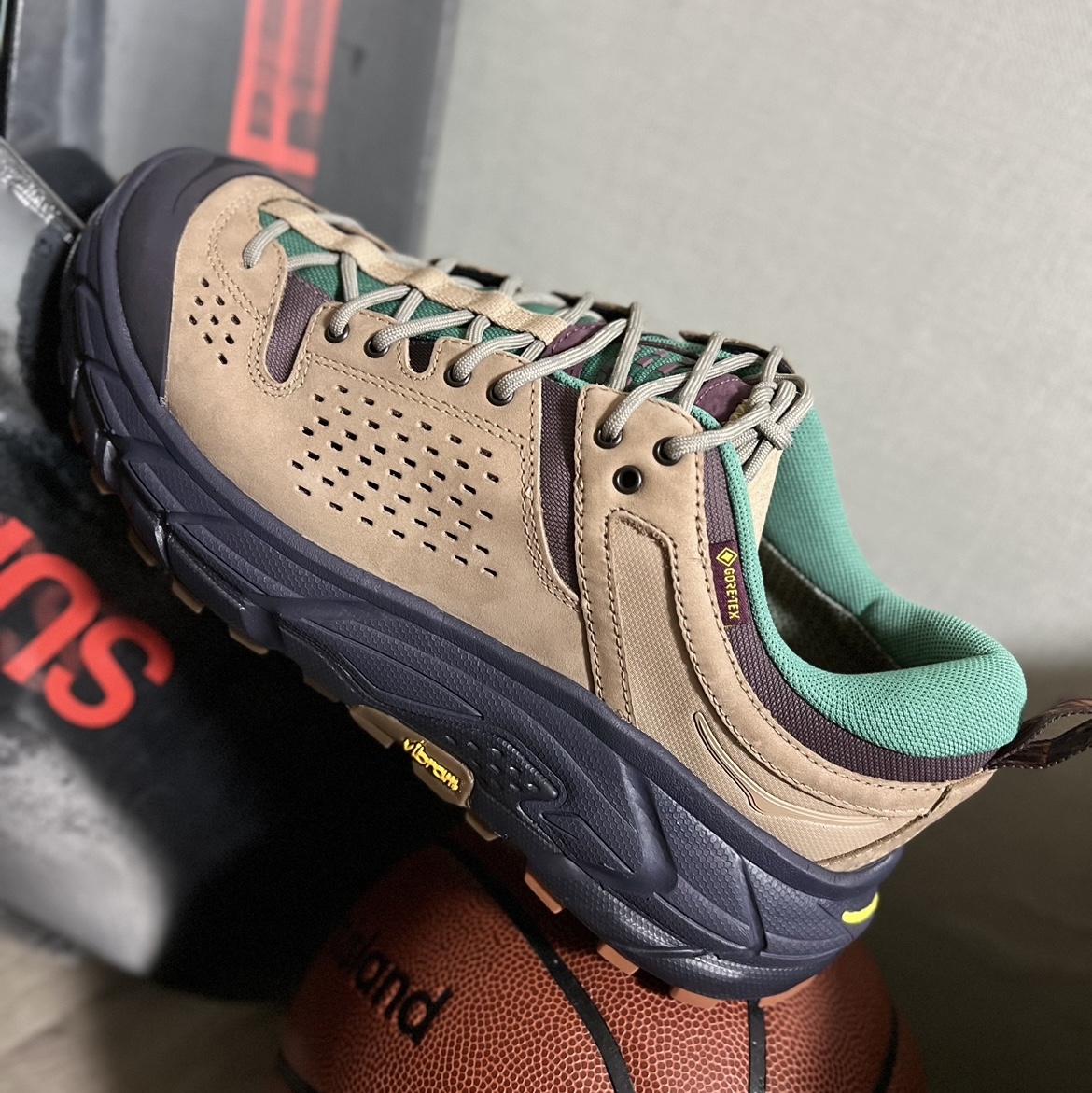Hoka x Bodega Tor Ultra Low Natural Blazing Yellow 착용 스타일