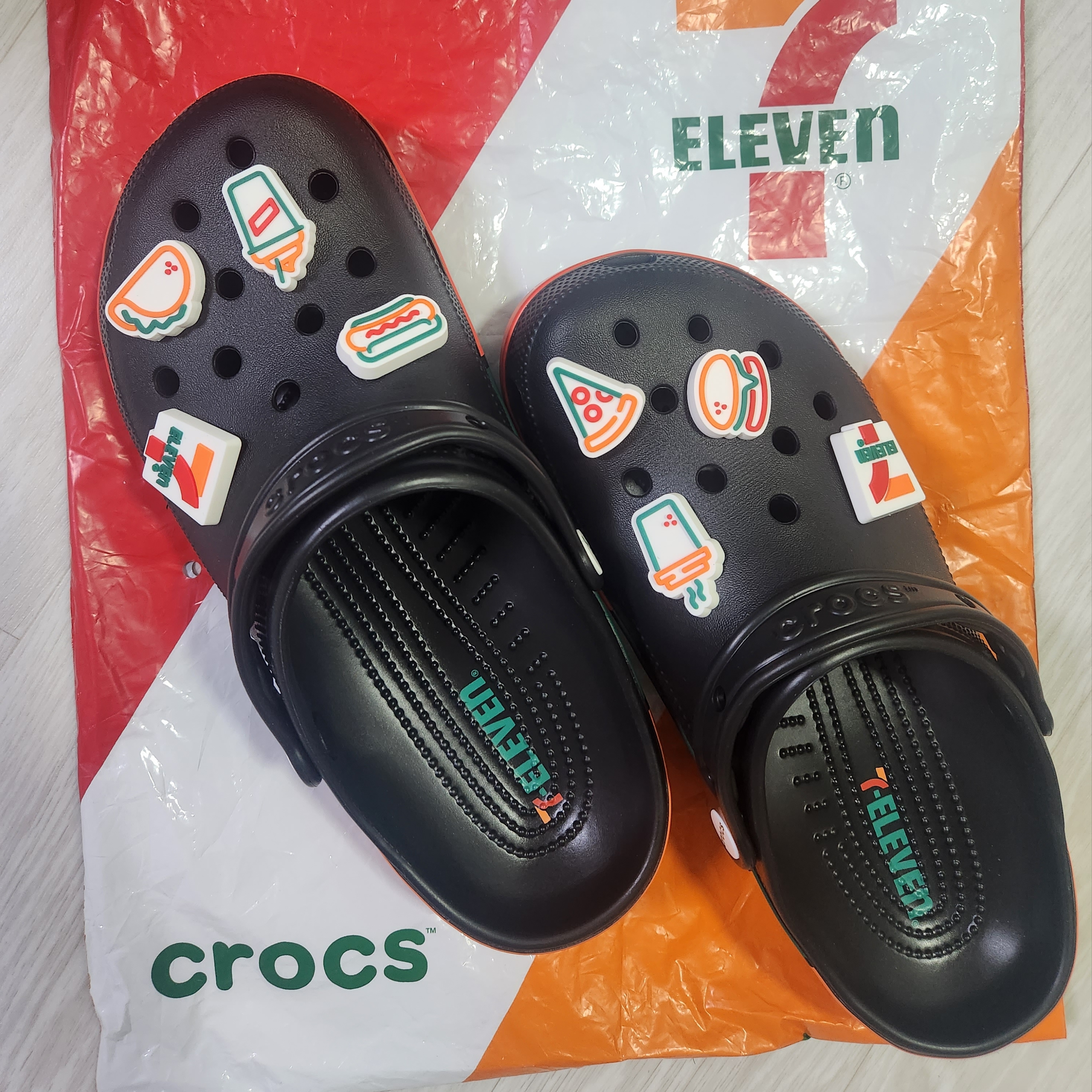 Crocs x 7-Eleven Classic Clog Black 착용 스타일